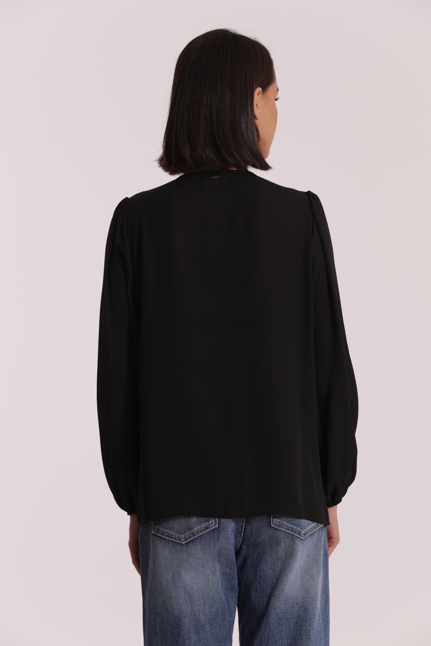 BLUSA SCOLLO A V CON DETTAGLIO SU COLLO