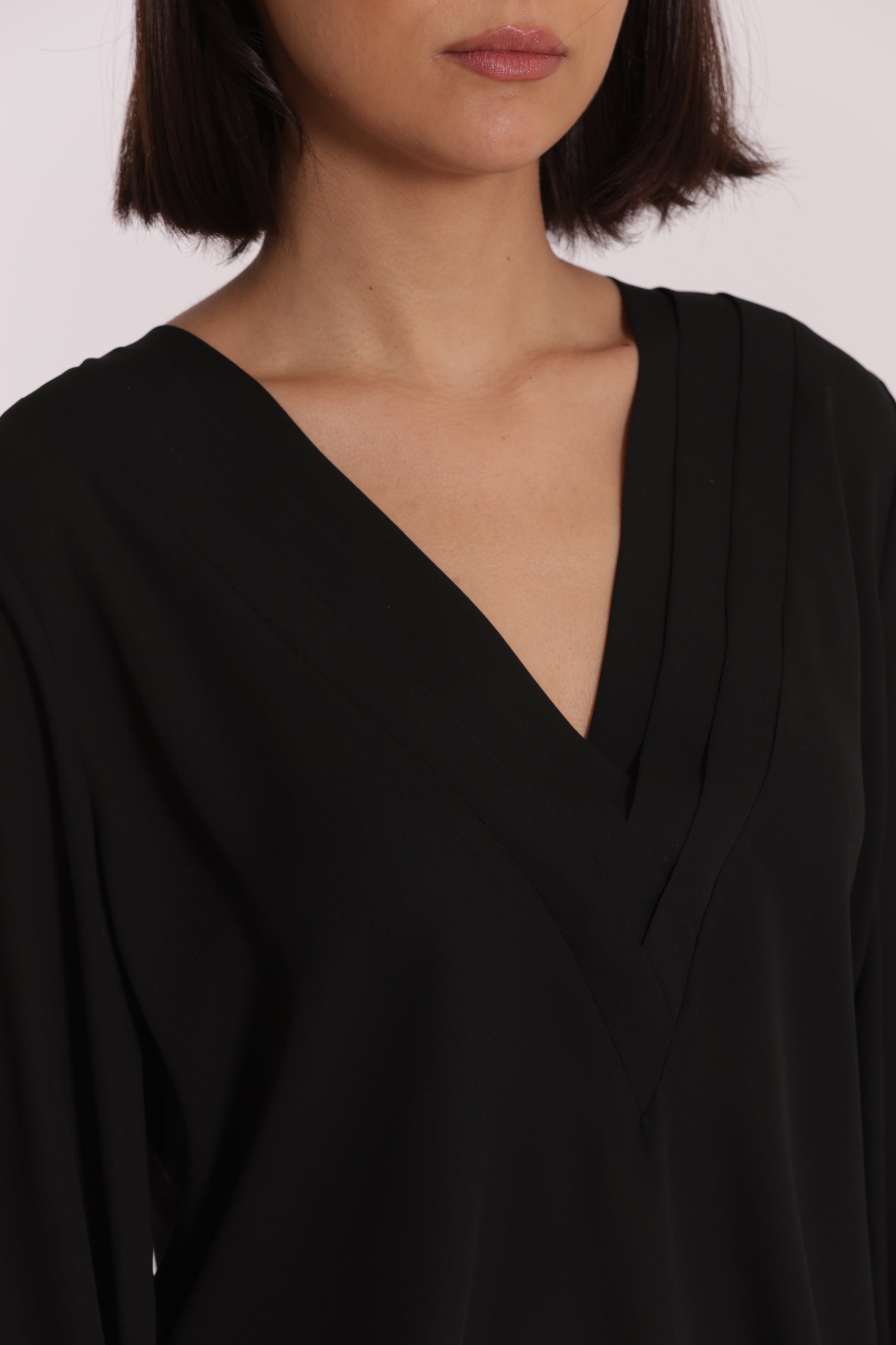 BLUSA SCOLLO A V CON DETTAGLIO SU COLLO