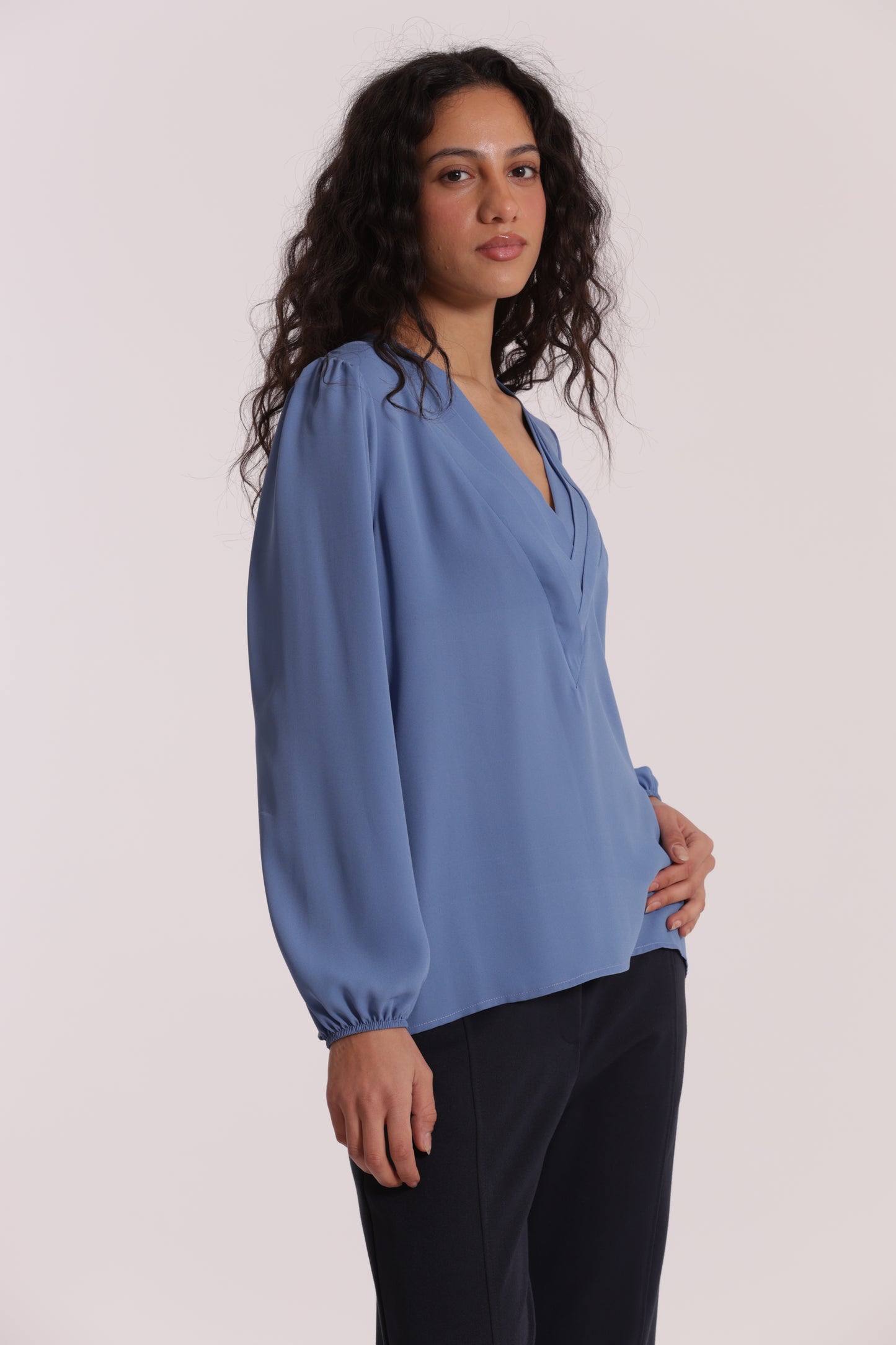 BLUSA SCOLLO A V CON DETTAGLIO SU COLLO