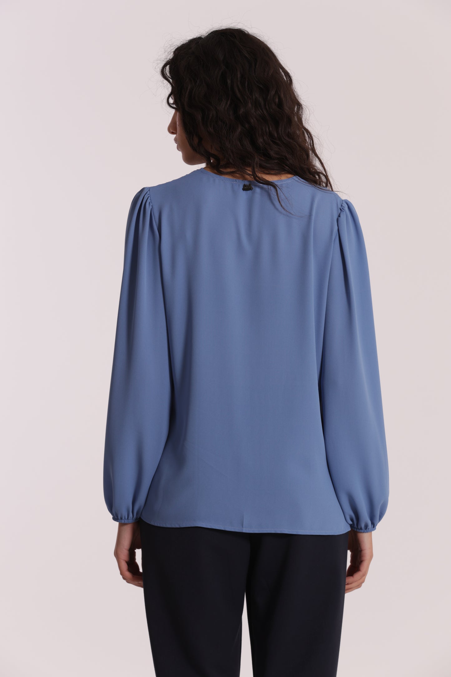 BLUSA SCOLLO A V CON DETTAGLIO SU COLLO