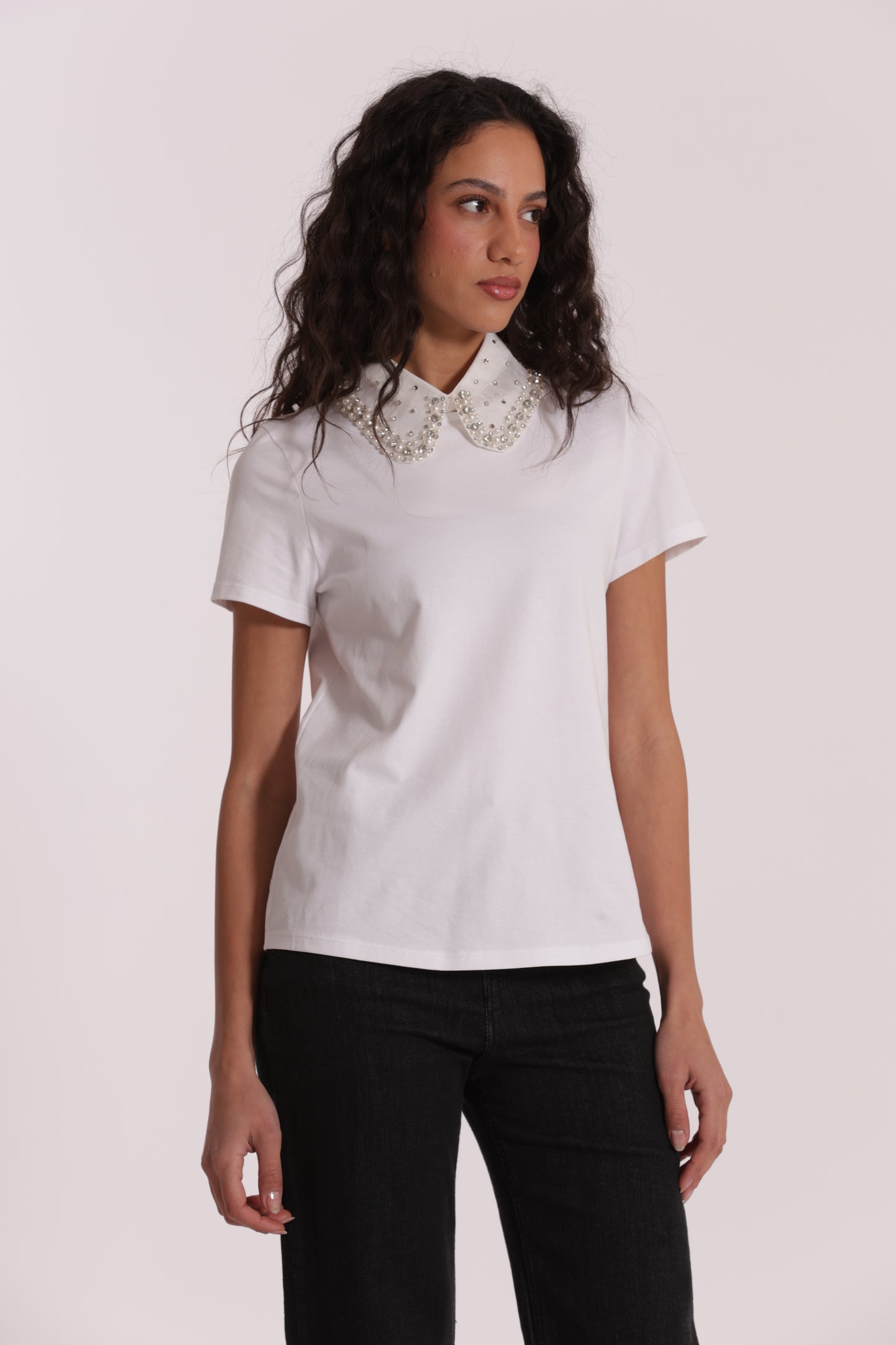 T-SHIRT CON COLLETTO DECORATO