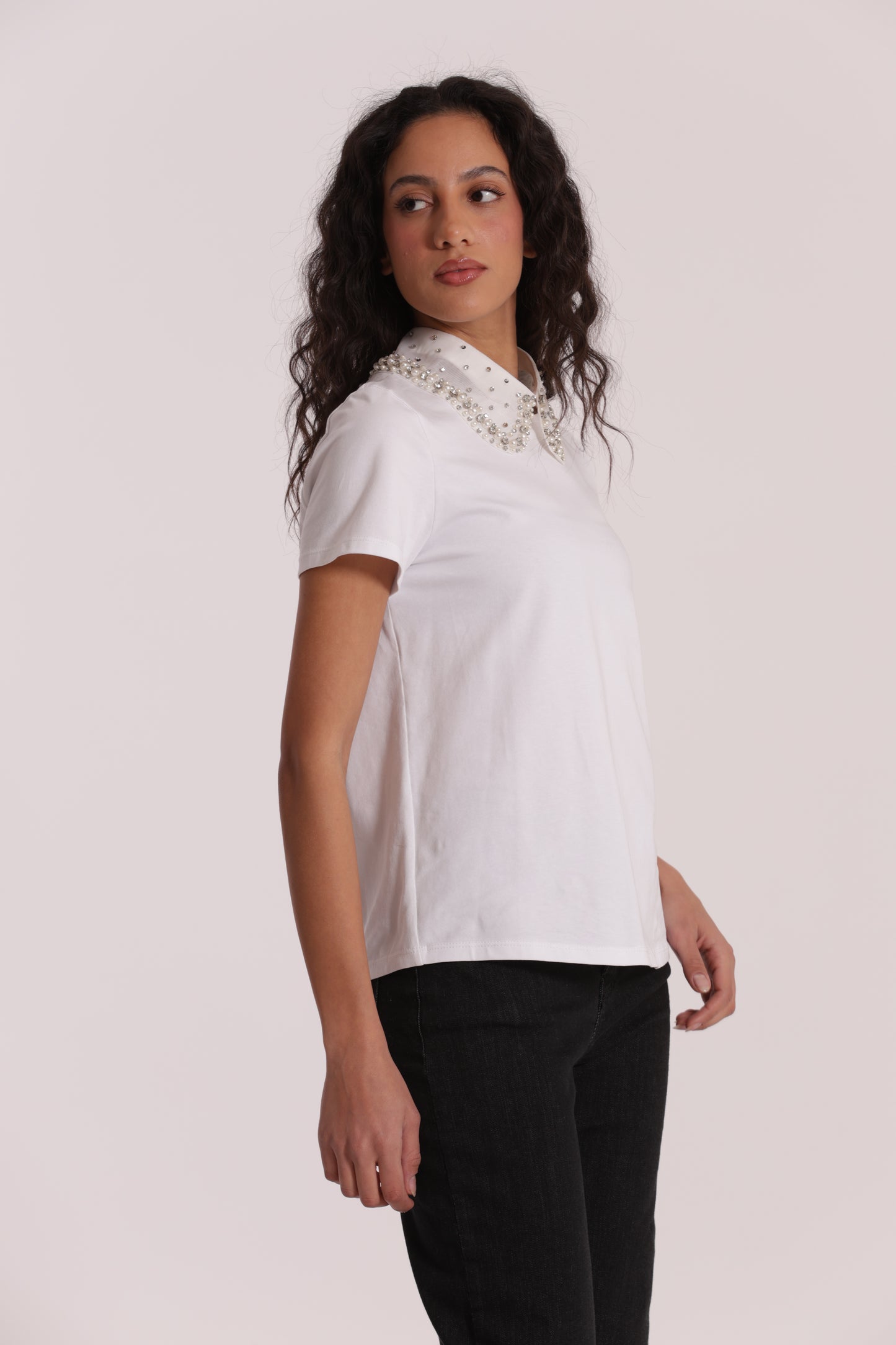 T-SHIRT CON COLLETTO DECORATO