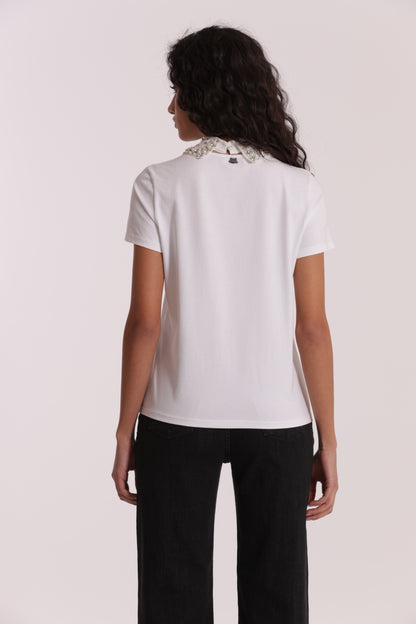T-SHIRT CON COLLETTO DECORATO
