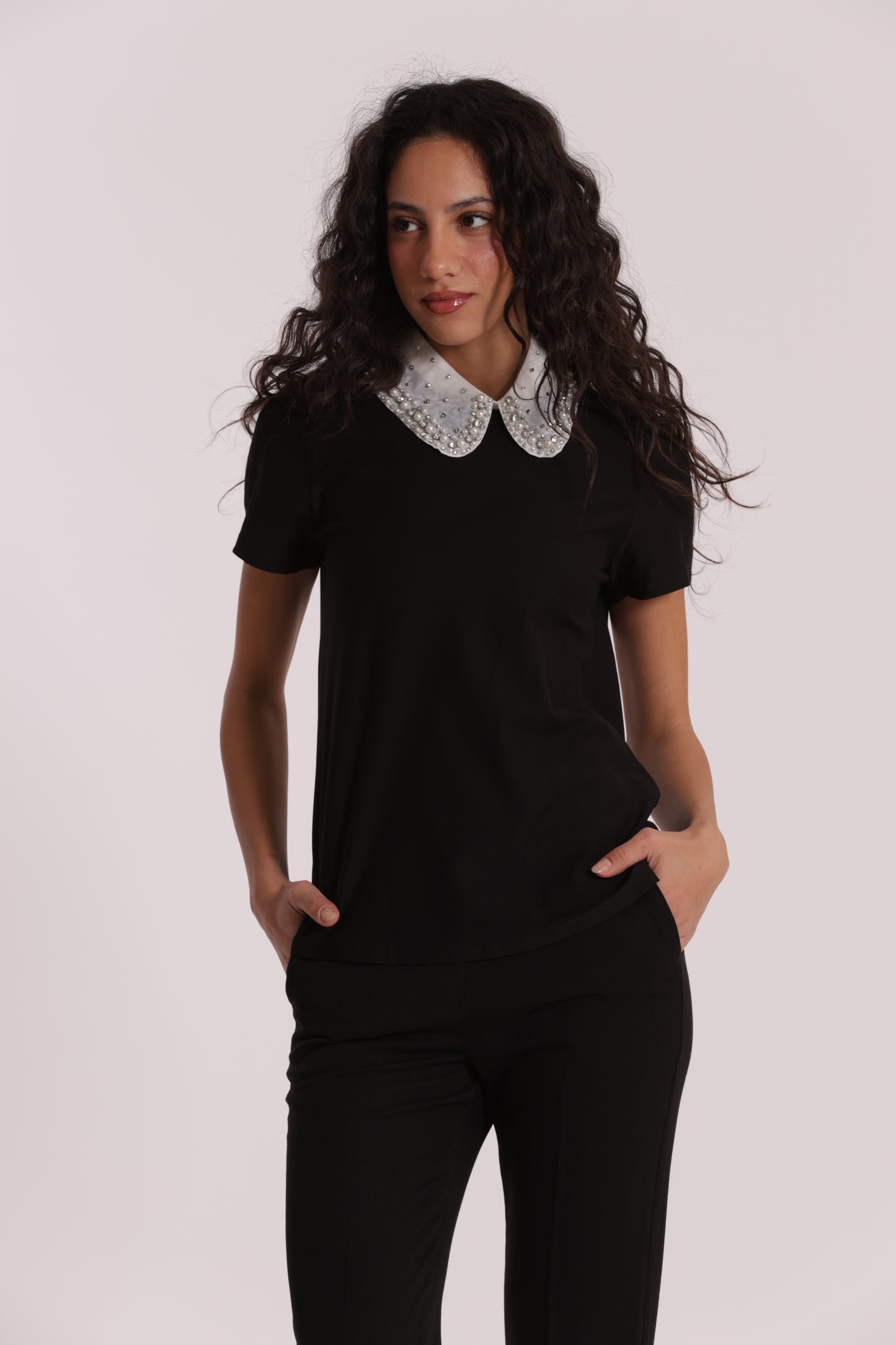 T-SHIRT CON COLLETTO DECORATO