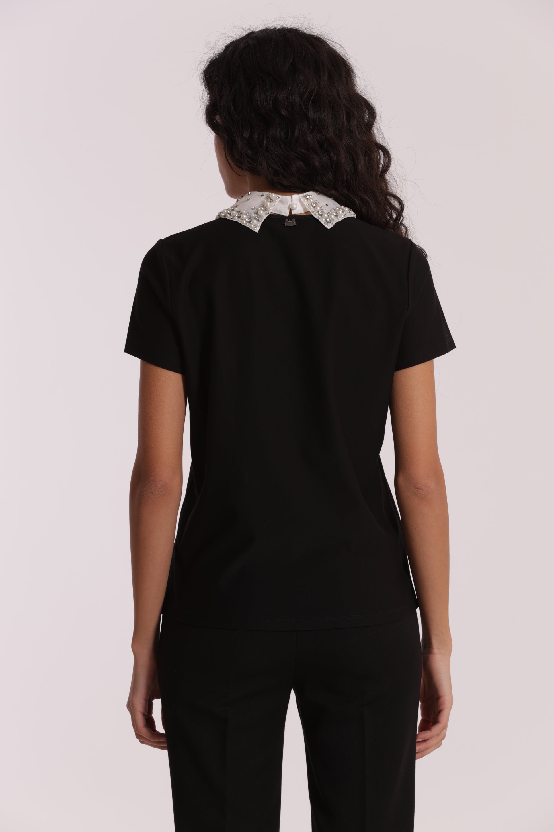 T-SHIRT CON COLLETTO DECORATO