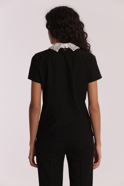 T-SHIRT CON COLLETTO DECORATO