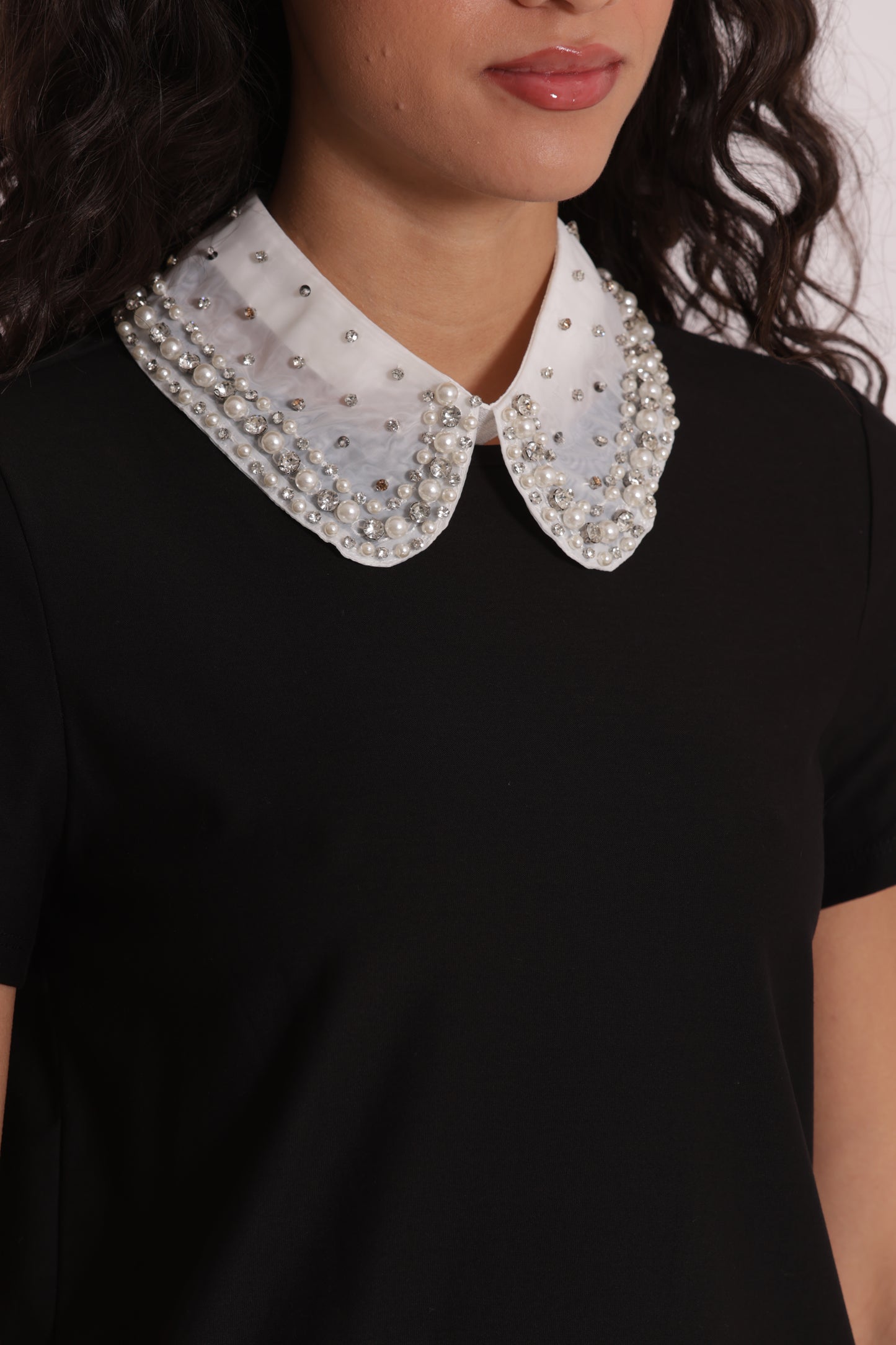 T-SHIRT CON COLLETTO DECORATO