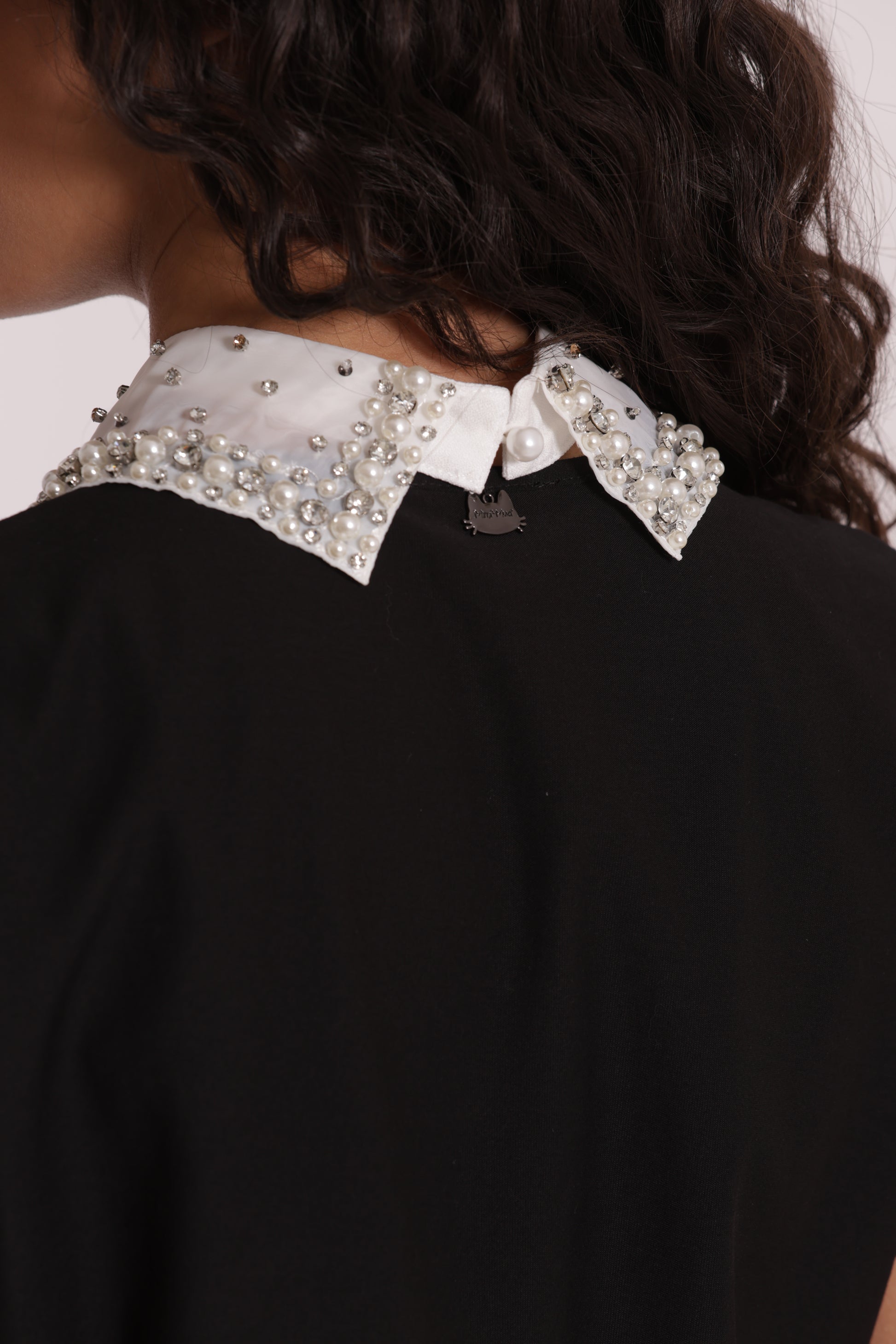 T-SHIRT CON COLLETTO DECORATO