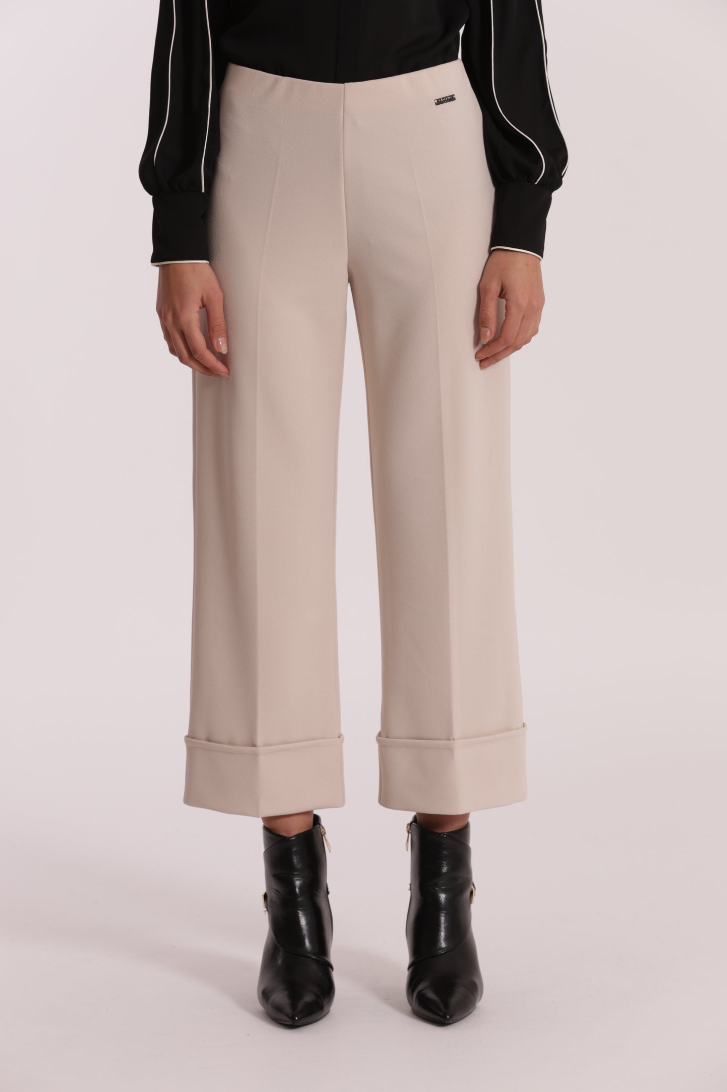 PANTALONE CROPPED CON RISVOLTO IN CREPE