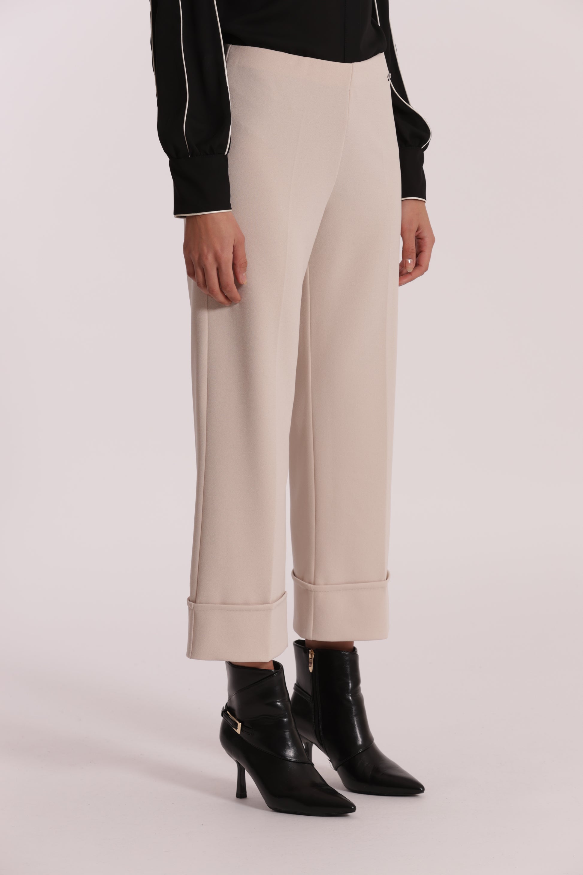 PANTALONE CROPPED CON RISVOLTO IN CREPE