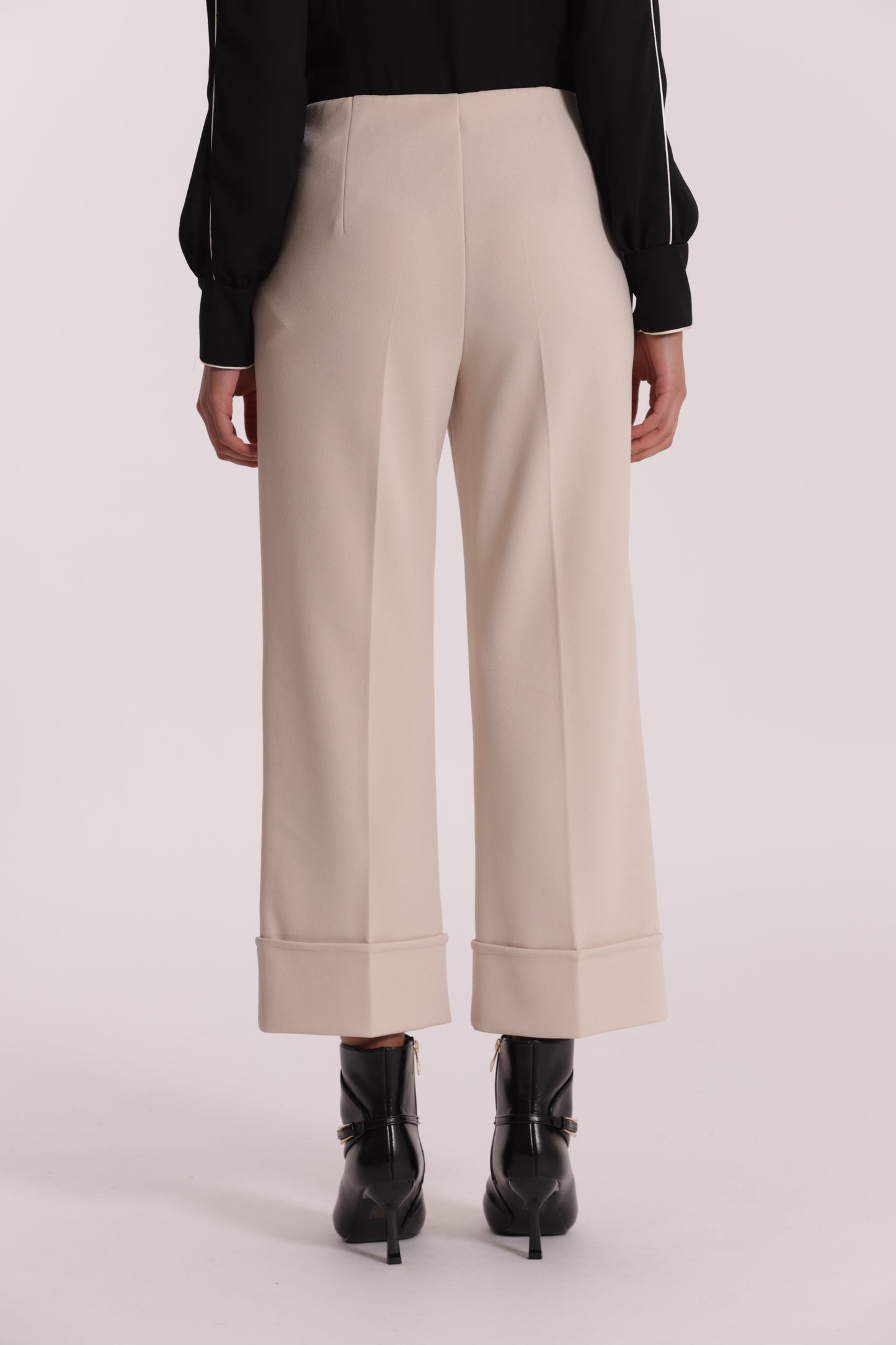 PANTALONE CROPPED CON RISVOLTO IN CREPE