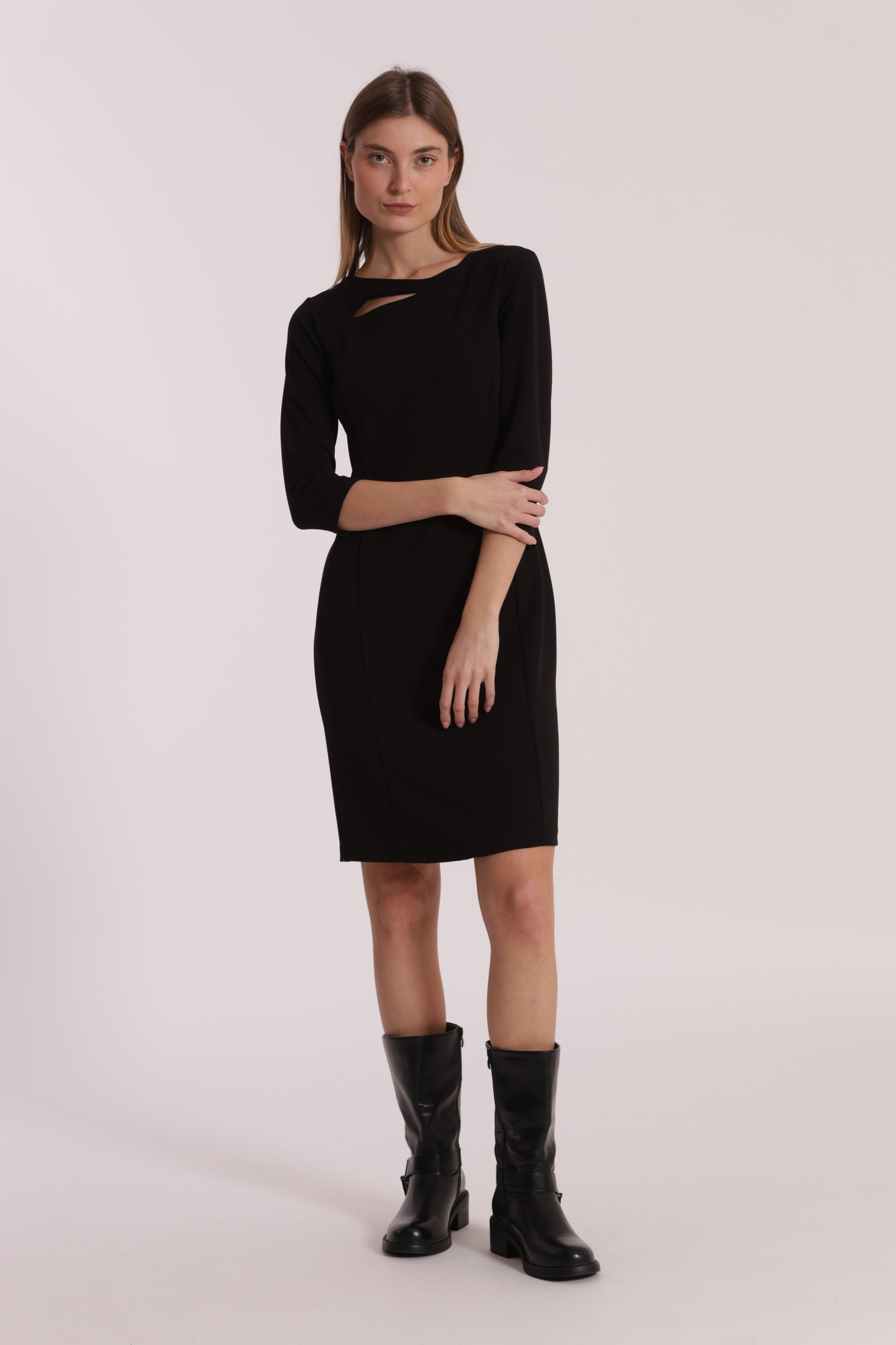 ABITO CORTO IN CREPE CON CUT OUT SU SPALLA