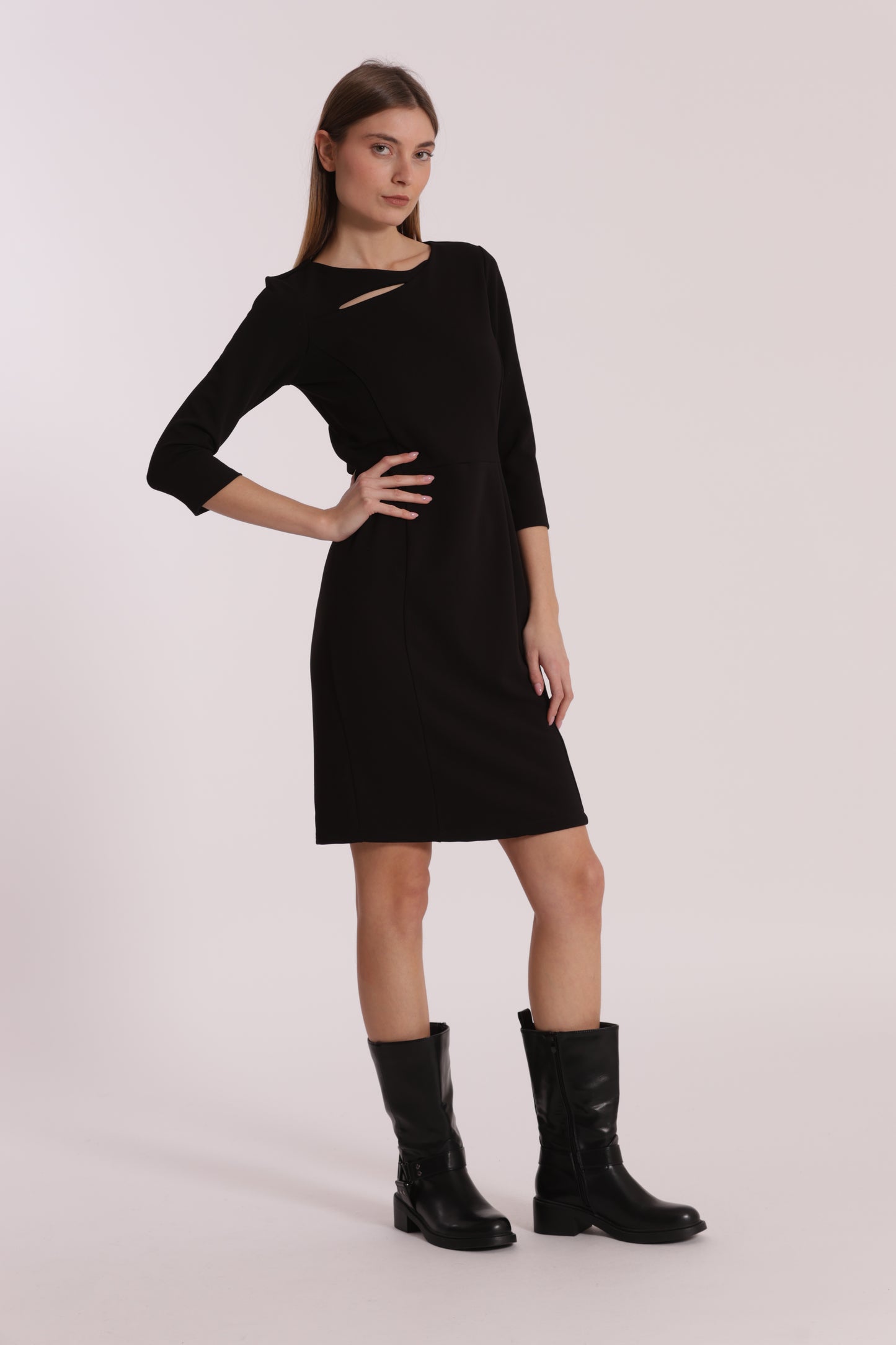ABITO CORTO IN CREPE CON CUT OUT SU SPALLA