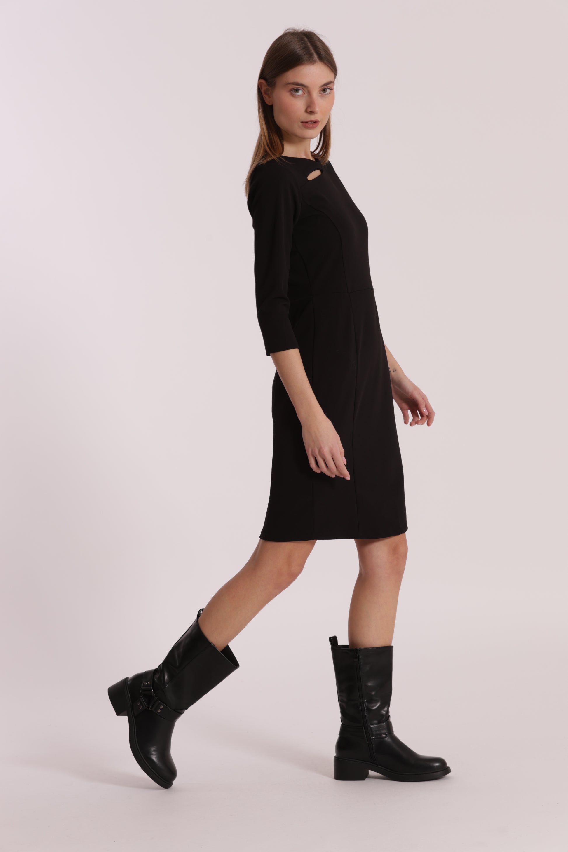 ABITO CORTO IN CREPE CON CUT OUT SU SPALLA