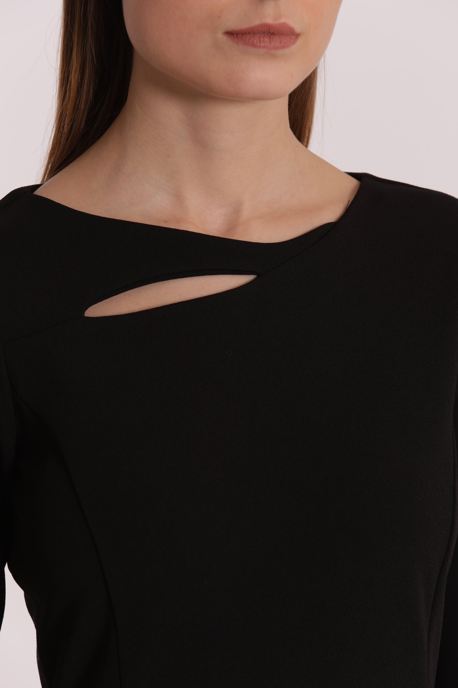 ABITO CORTO IN CREPE CON CUT OUT SU SPALLA