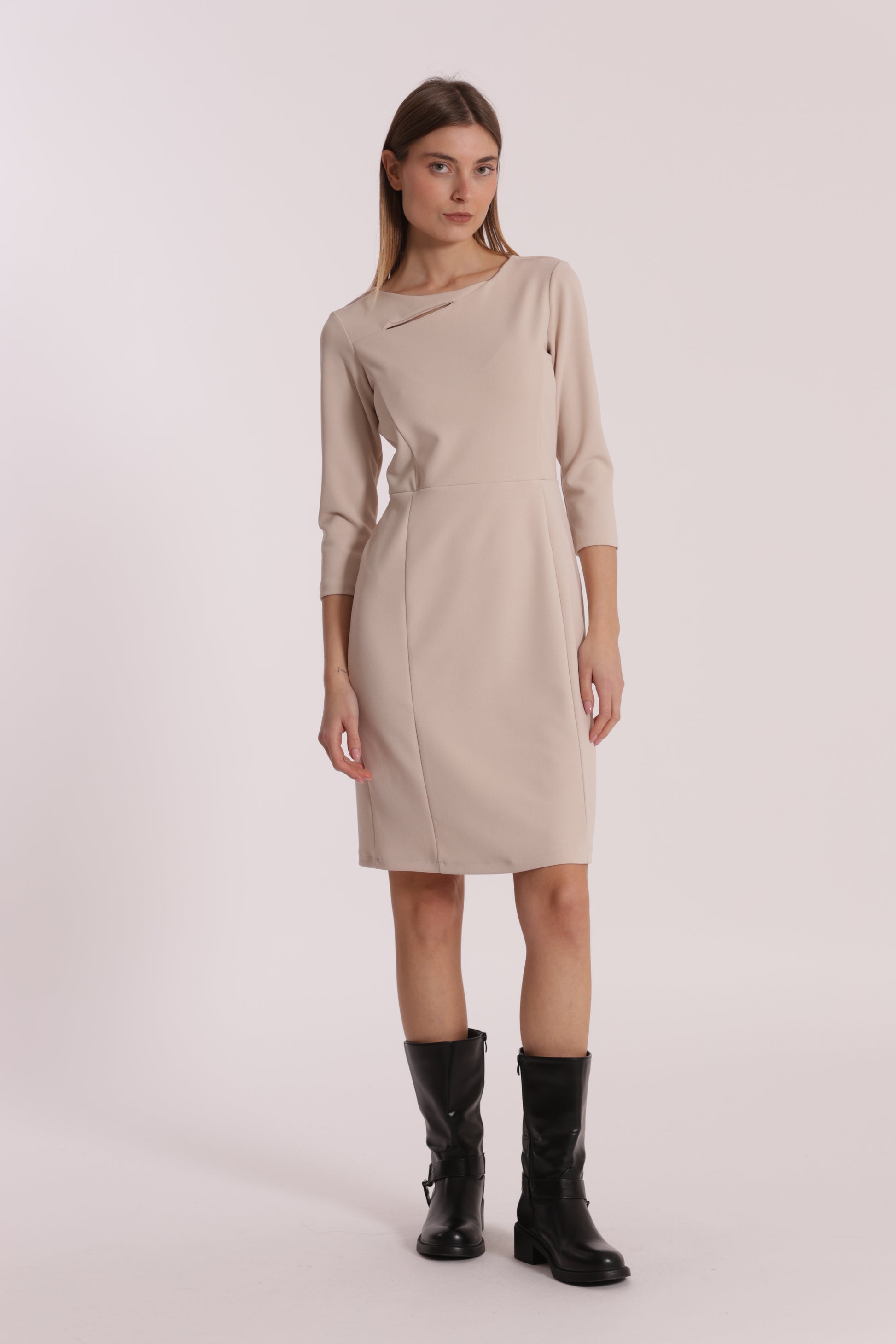 ABITO CORTO IN CREPE CON CUT OUT SU SPALLA