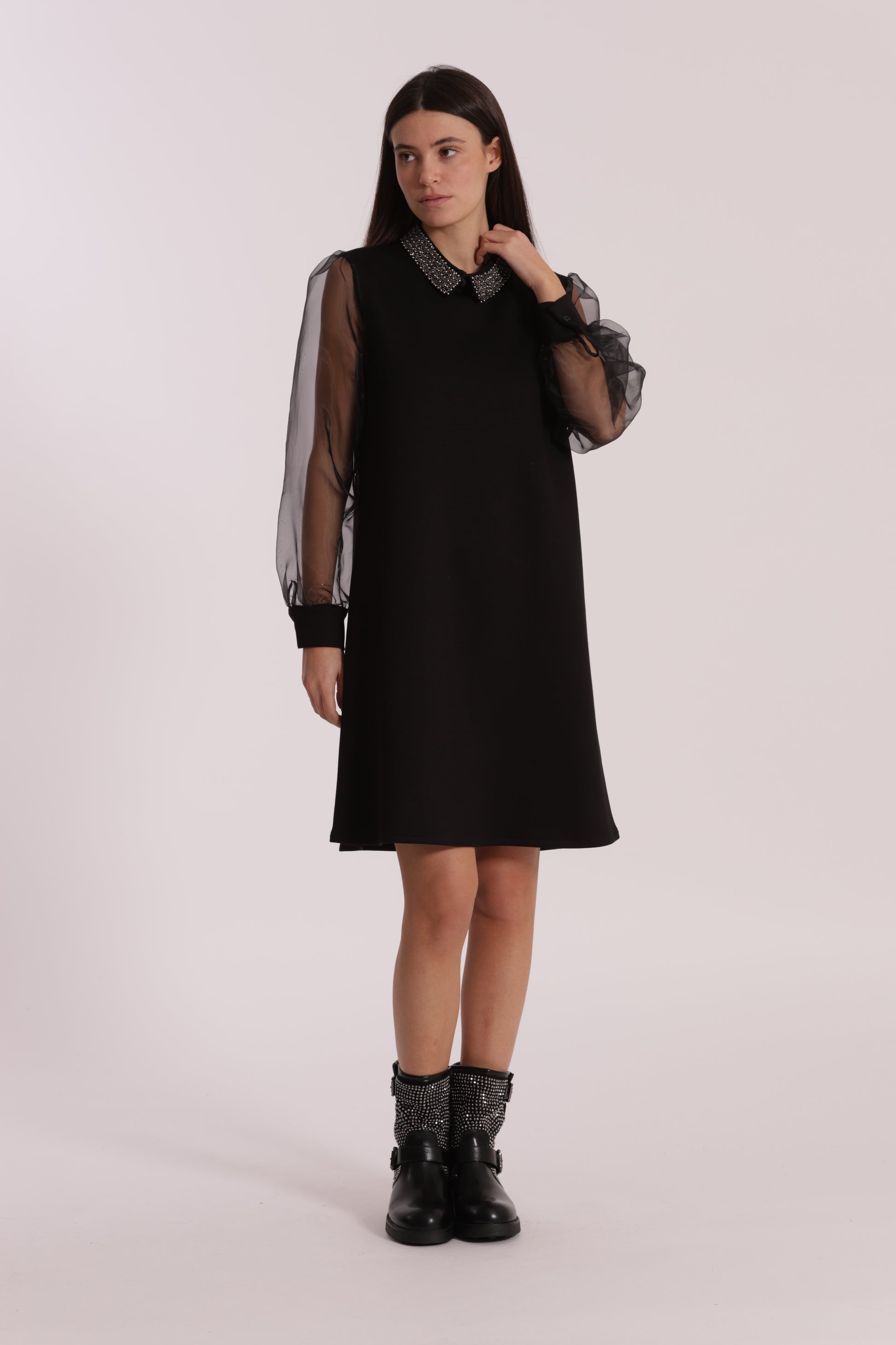 ABITO CORTO CON MANICHE IN ORGANZA E COLLETTO RICAMATO