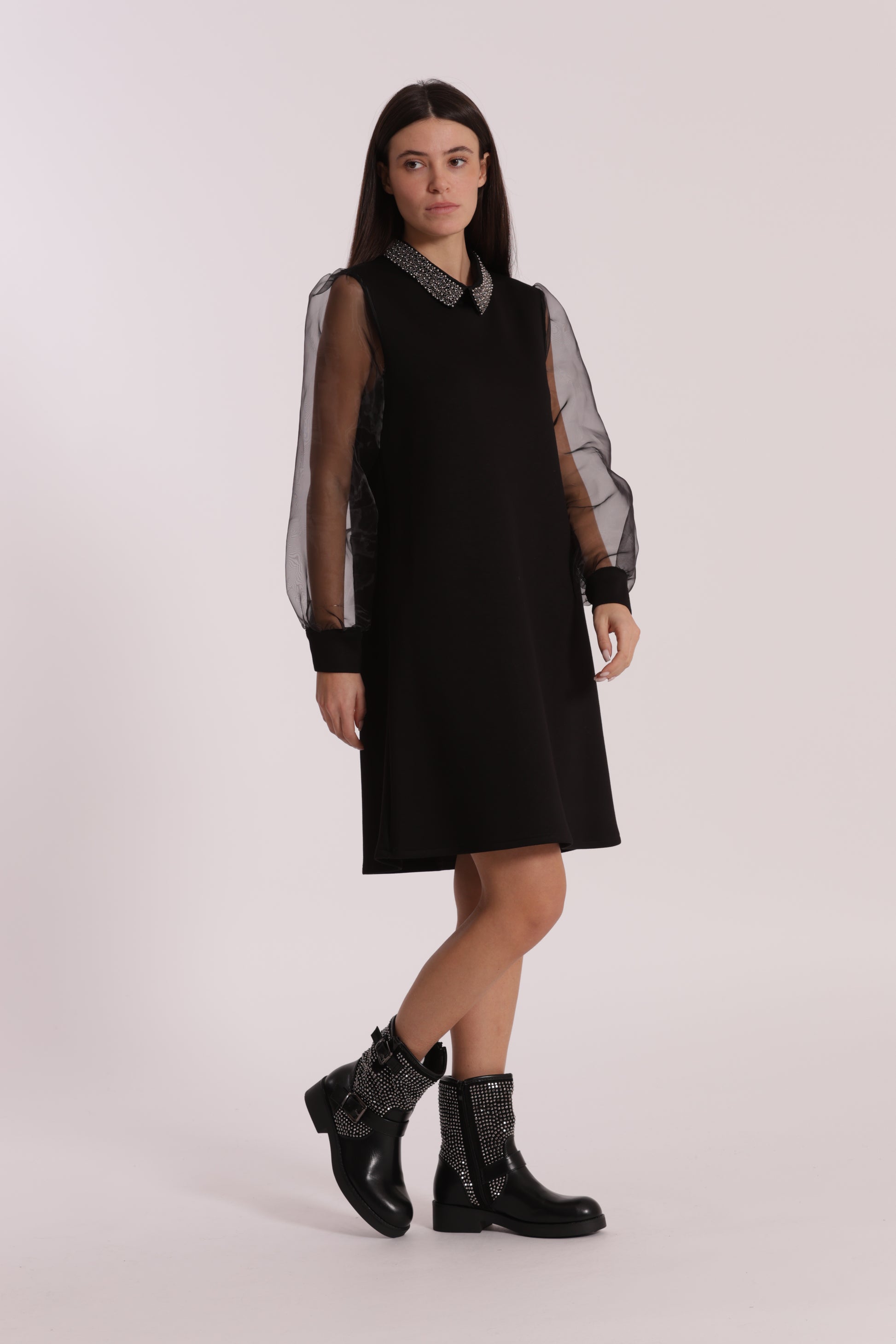 ABITO CORTO CON MANICHE IN ORGANZA E COLLETTO RICAMATO