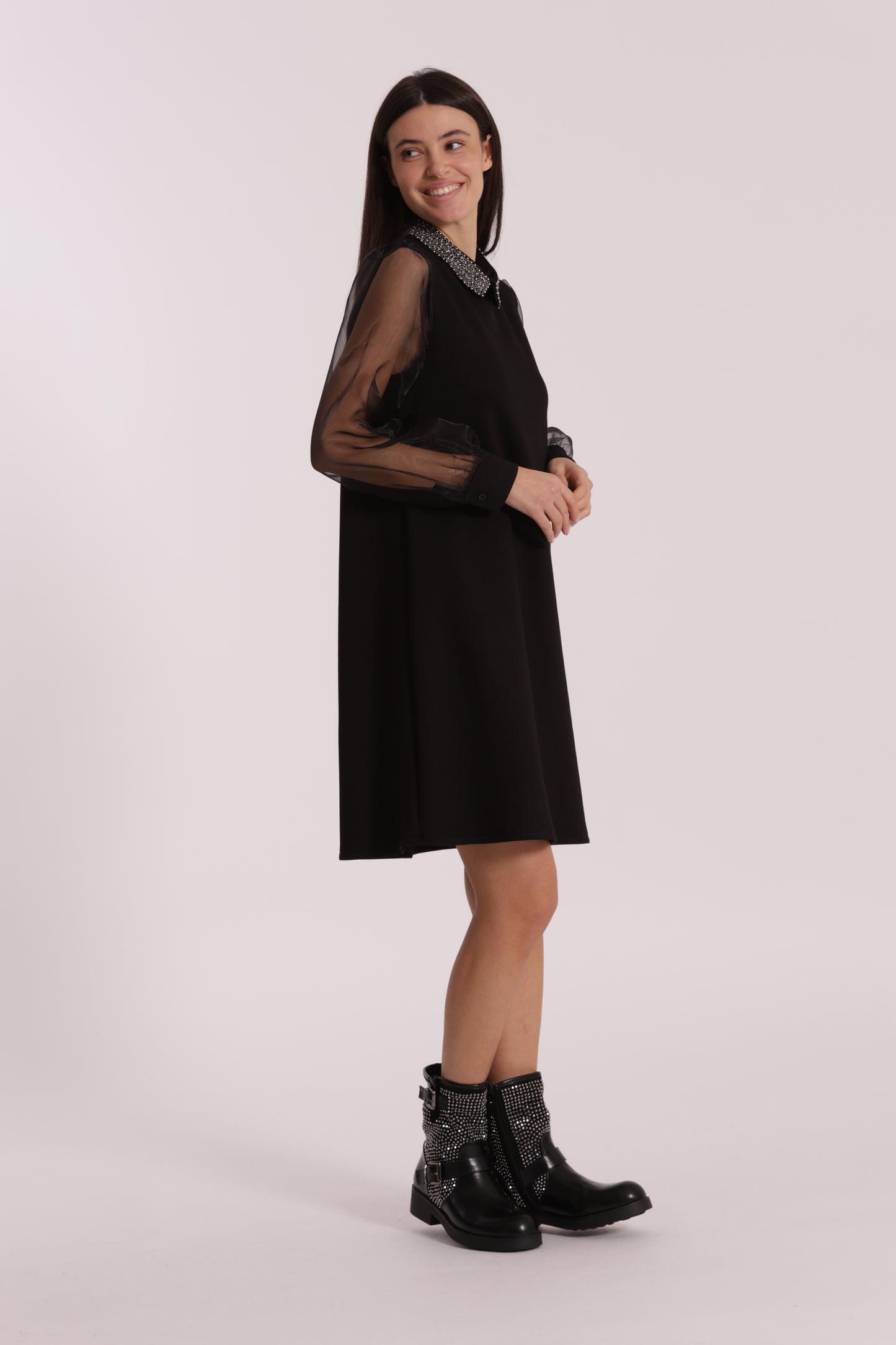 ABITO CORTO CON MANICHE IN ORGANZA E COLLETTO RICAMATO