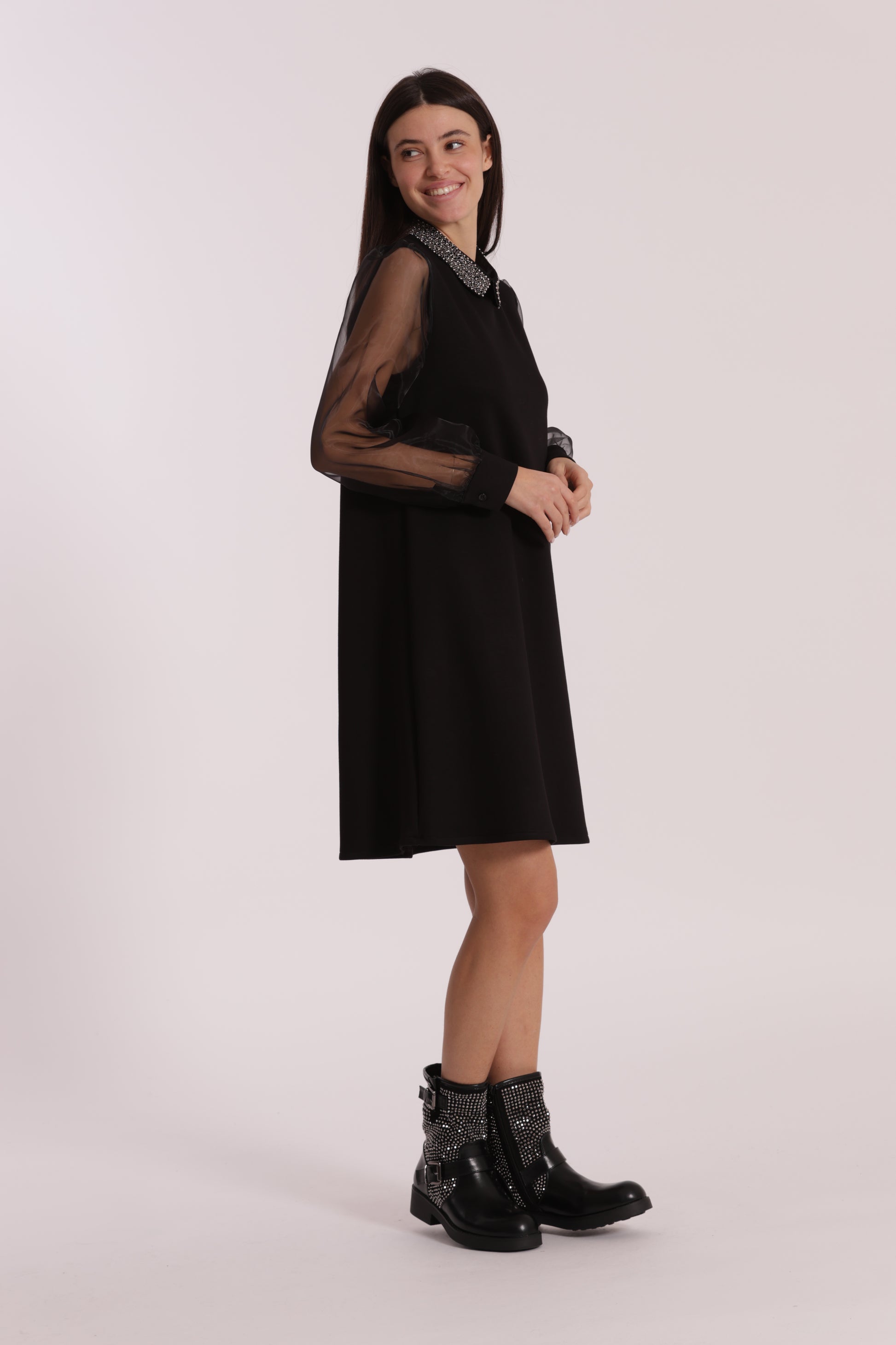 ABITO CORTO CON MANICHE IN ORGANZA E COLLETTO RICAMATO