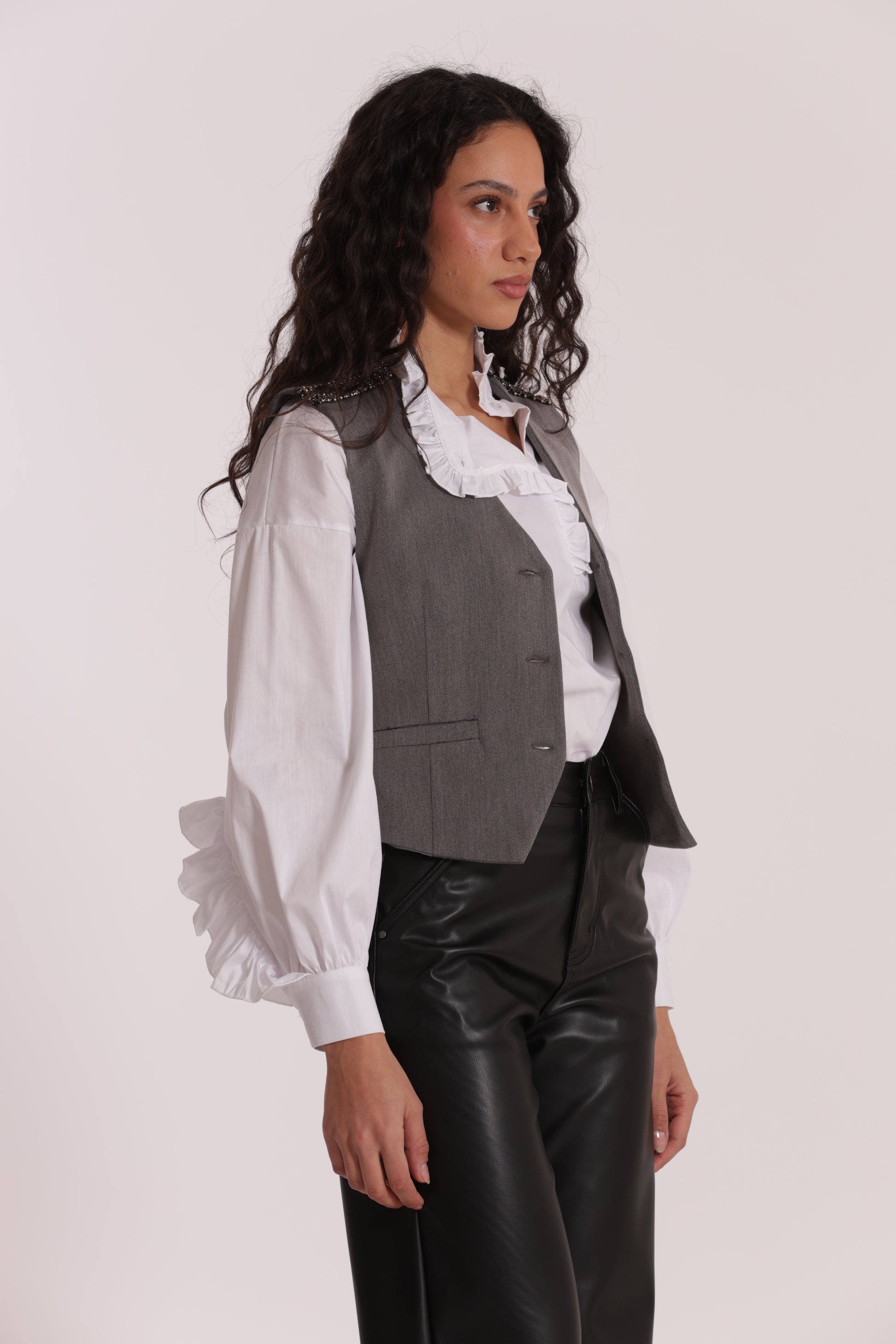 GILET CON PASSAMANERIA RICAMATA