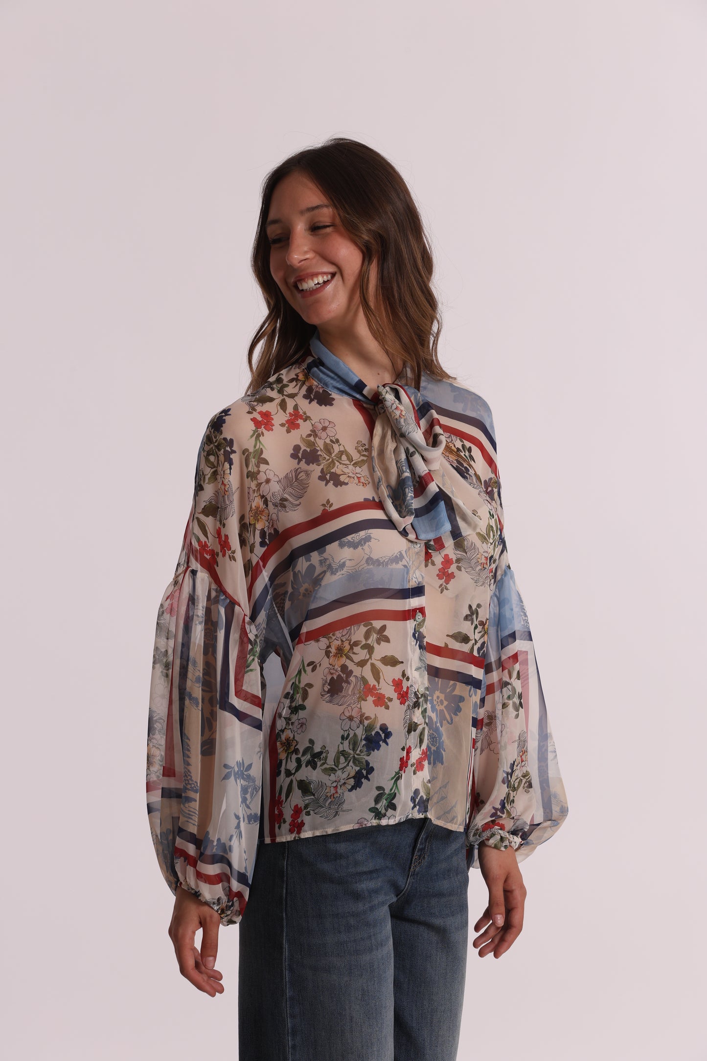 BLUSA FANTASIA FLORA DETTAGLIO FIOCCO