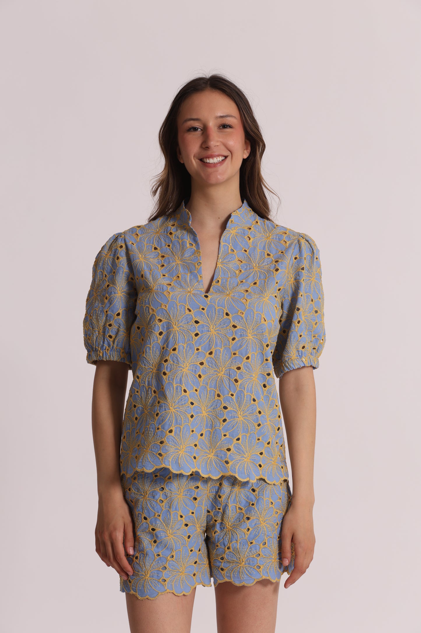BLUSA A MANICHE CORTE IN SANGALLO