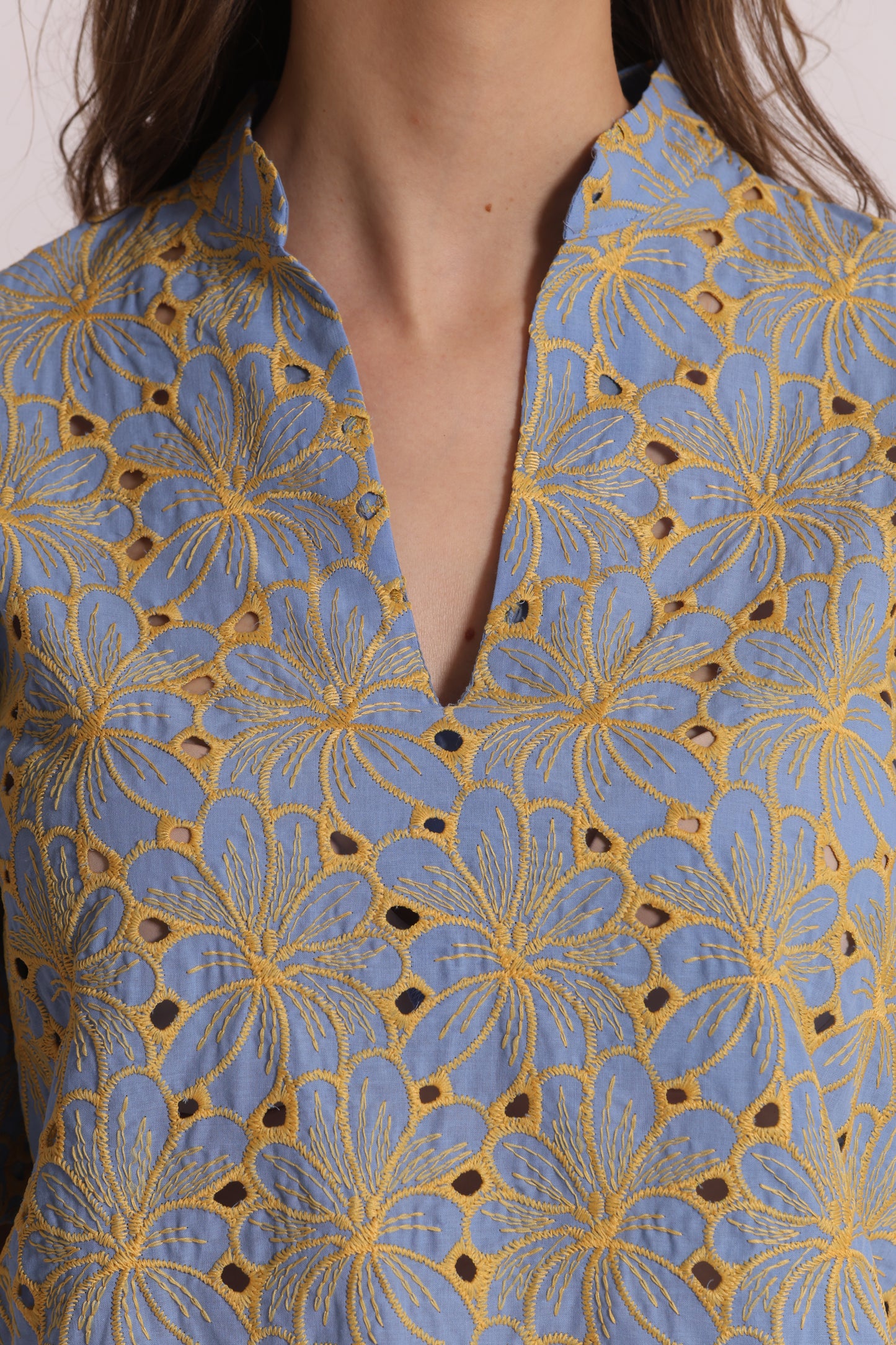 BLUSA A MANICHE CORTE IN SANGALLO