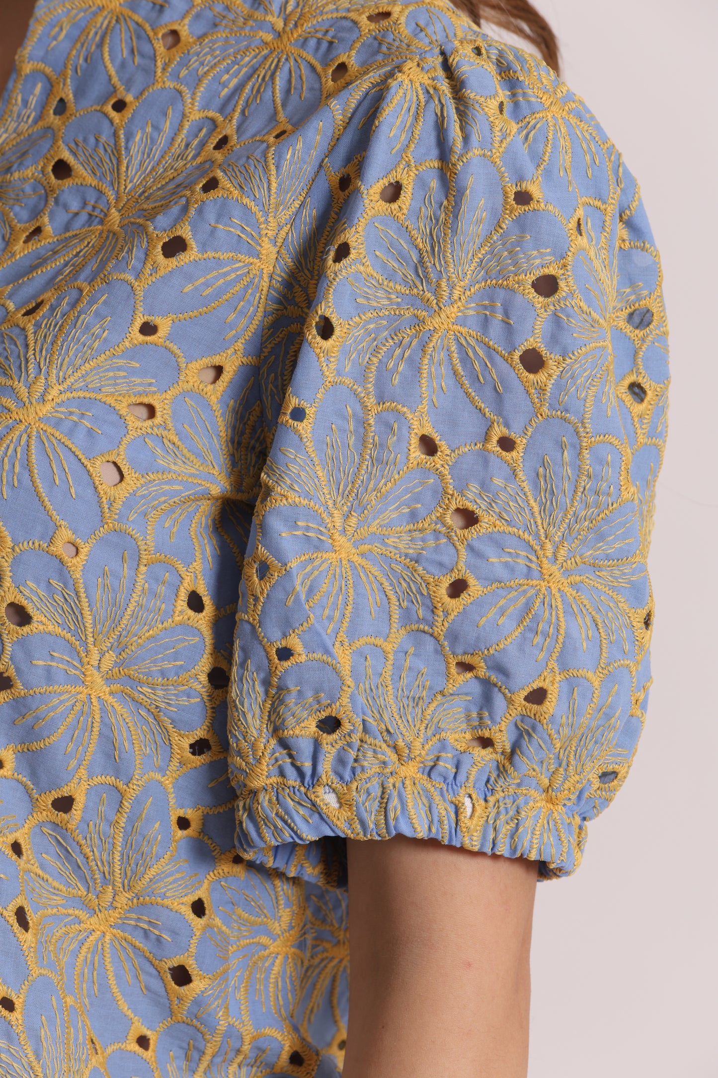 BLUSA A MANICHE CORTE IN SANGALLO