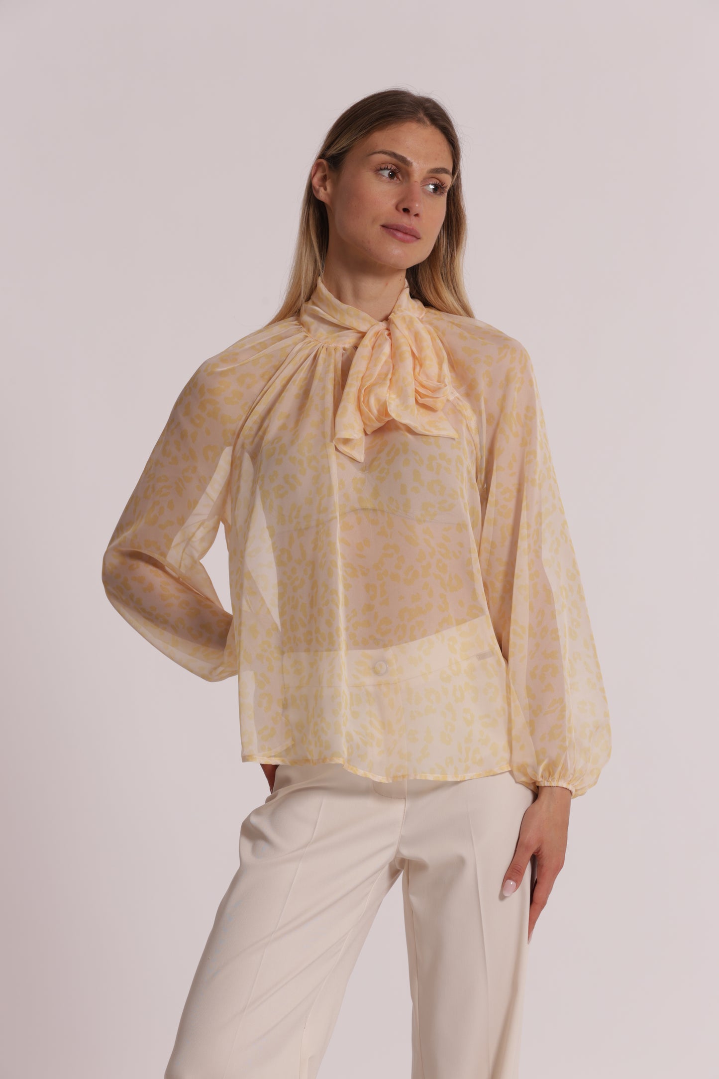 BLUSA ANIMALIER CON FIOCCO