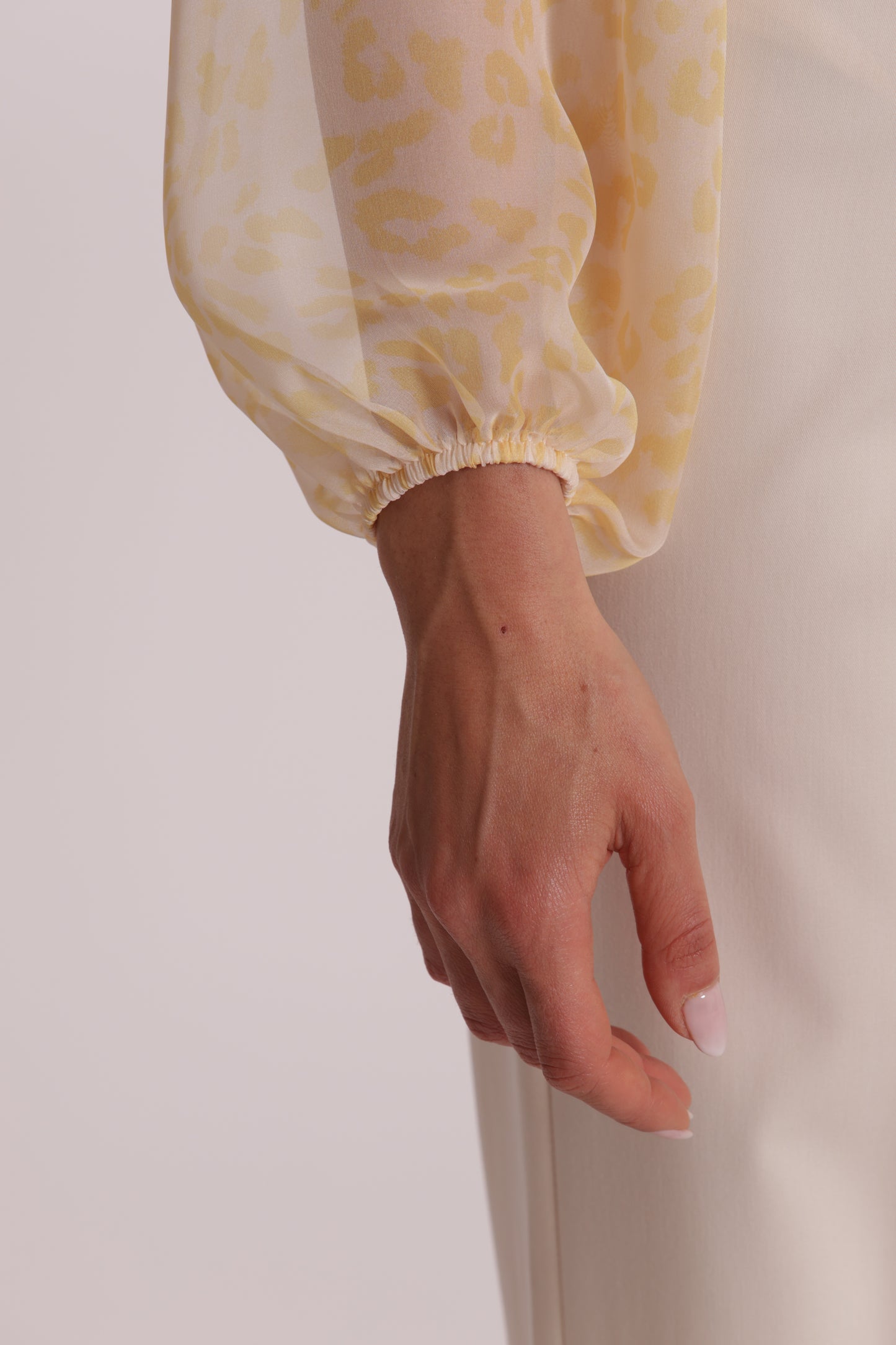 BLUSA ANIMALIER CON FIOCCO