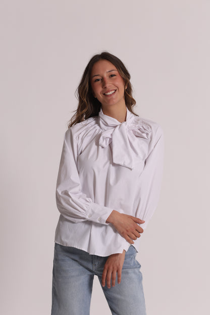 BLUSA A MANICHE LUNGHE CON DETTAGLIO FIOCCO