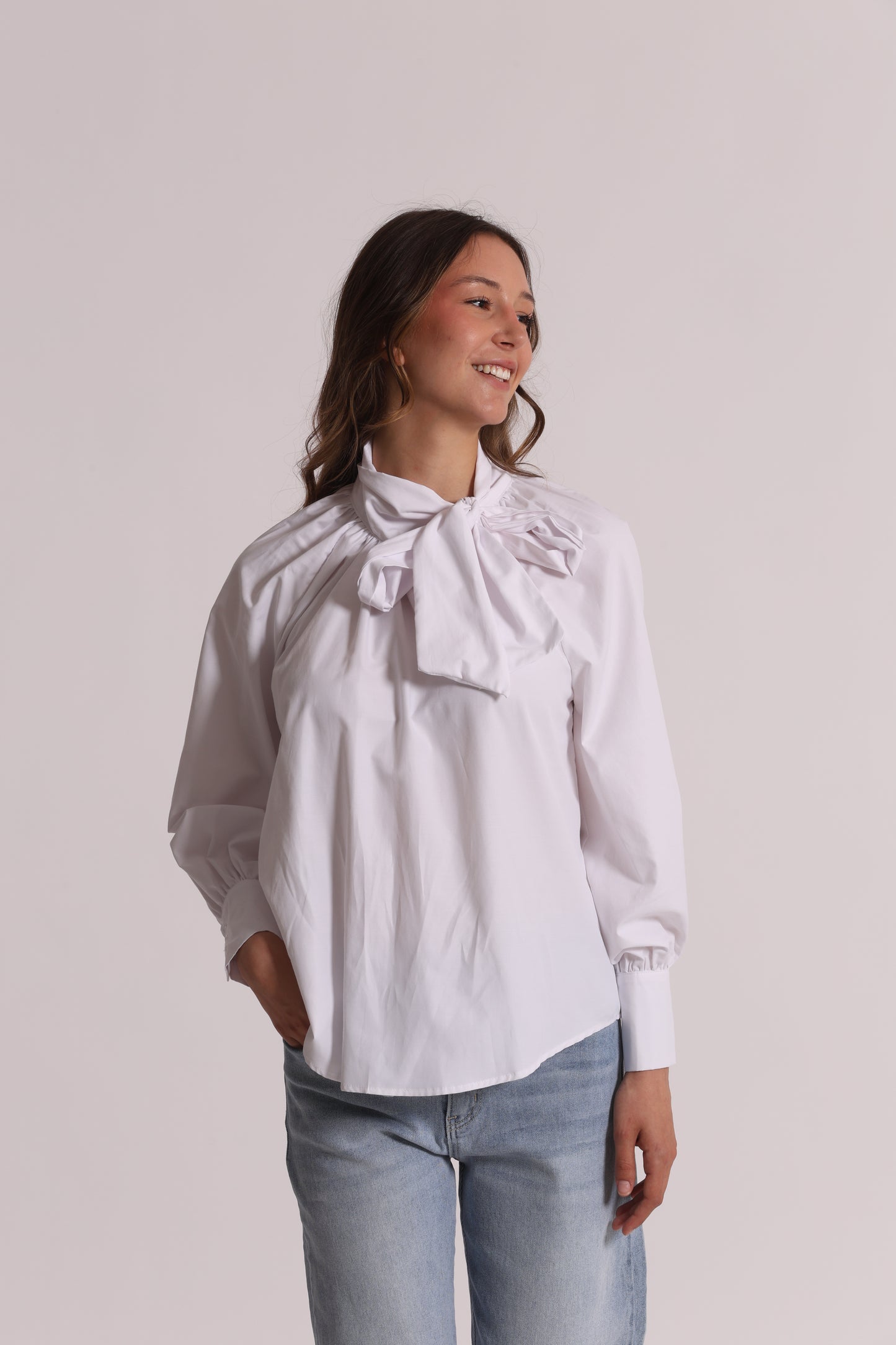 BLUSA A MANICHE LUNGHE CON DETTAGLIO FIOCCO