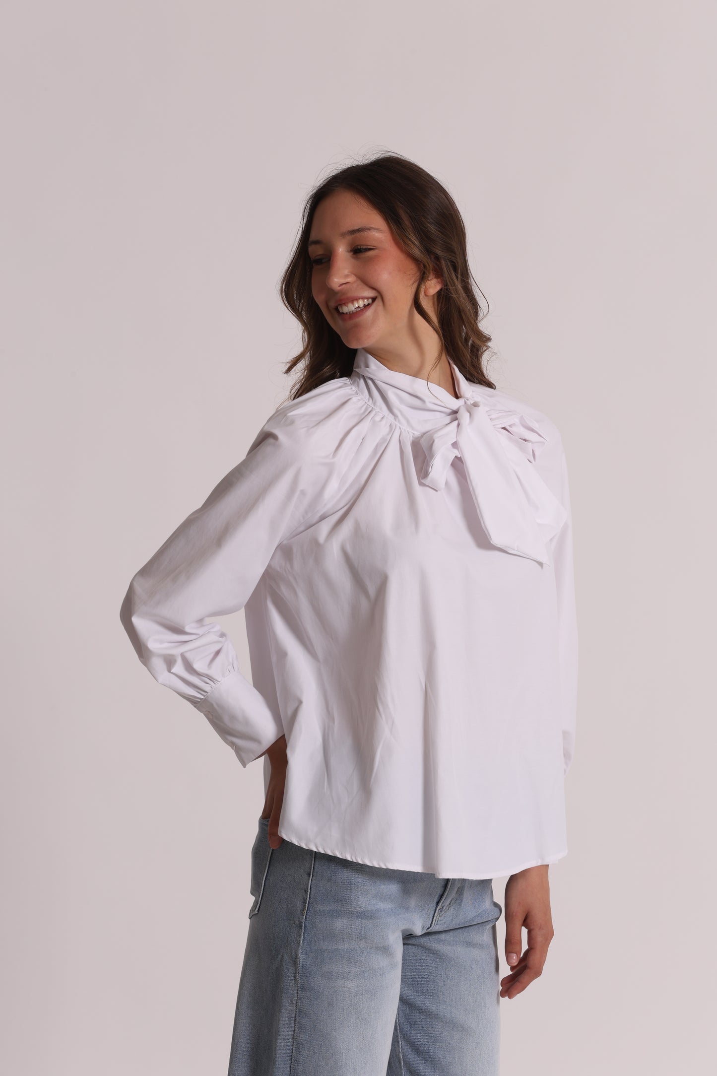 BLUSA A MANICHE LUNGHE CON DETTAGLIO FIOCCO