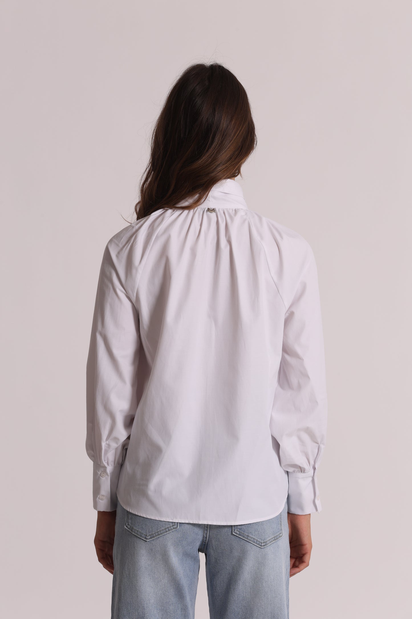 BLUSA A MANICHE LUNGHE CON DETTAGLIO FIOCCO