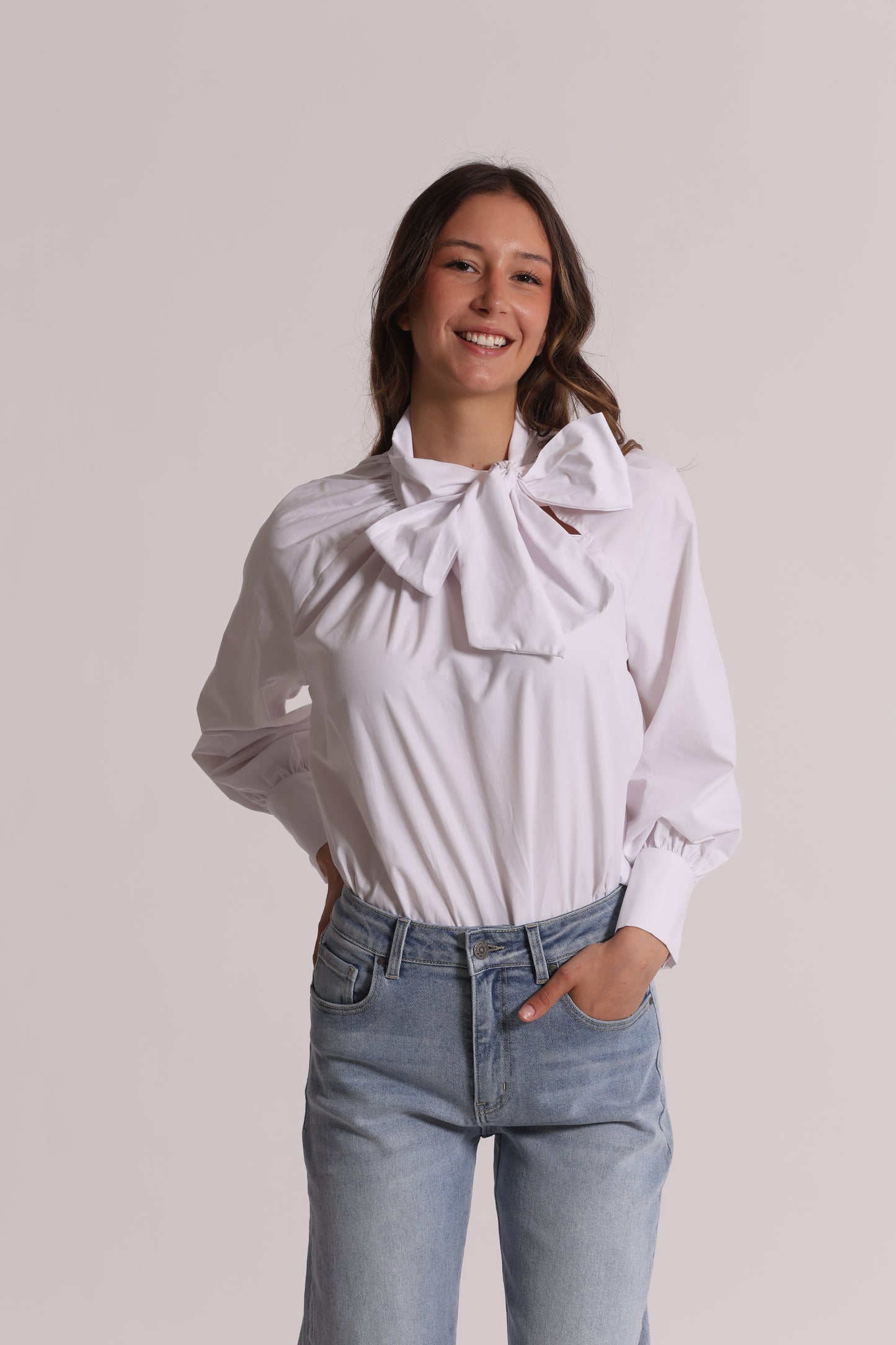BLUSA A MANICHE LUNGHE CON DETTAGLIO FIOCCO