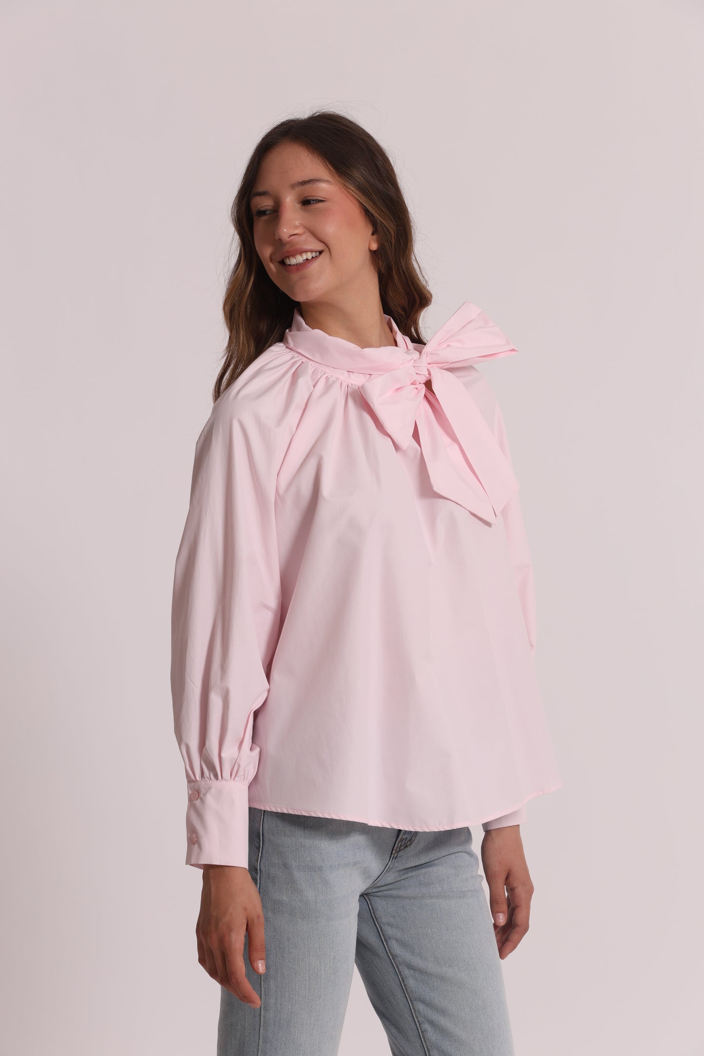 BLUSA A MANICHE LUNGHE CON DETTAGLIO FIOCCO