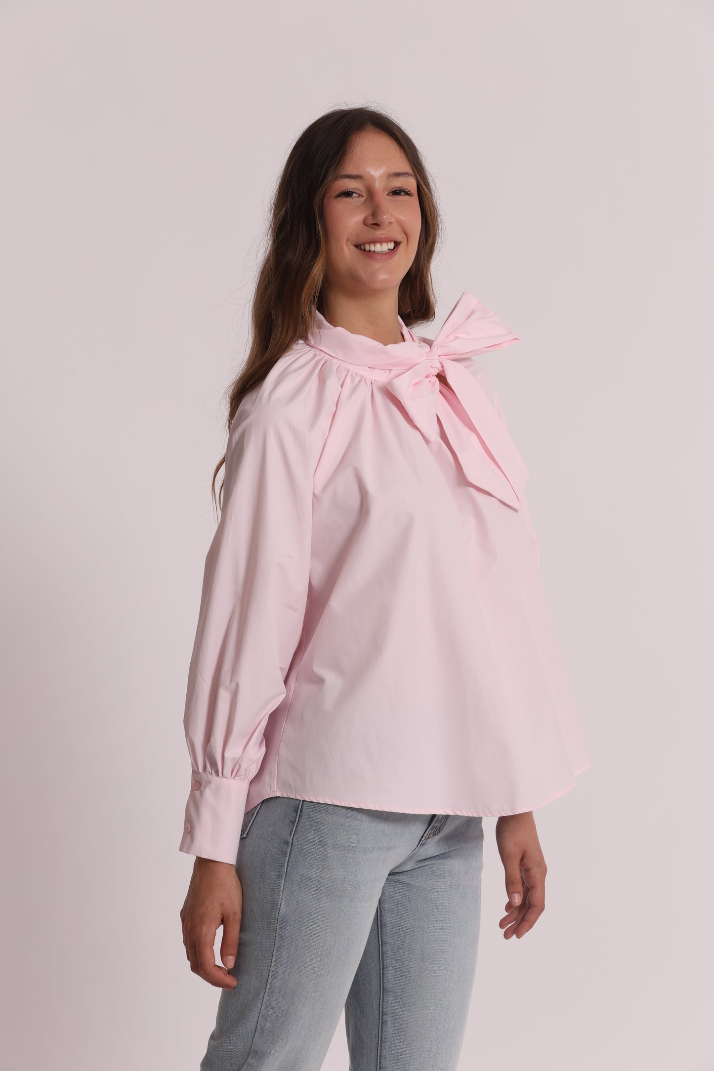 BLUSA A MANICHE LUNGHE CON DETTAGLIO FIOCCO