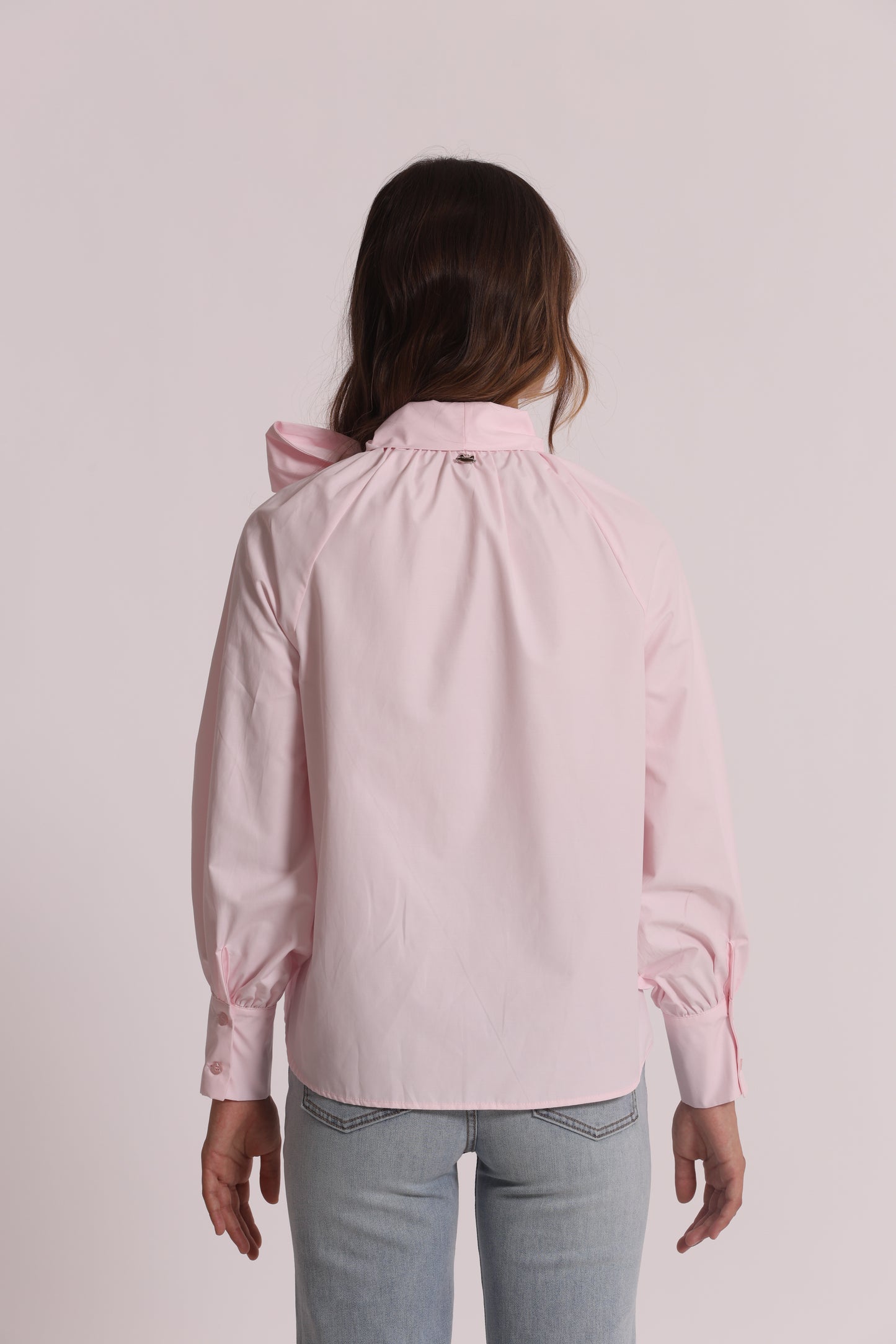 BLUSA A MANICHE LUNGHE CON DETTAGLIO FIOCCO