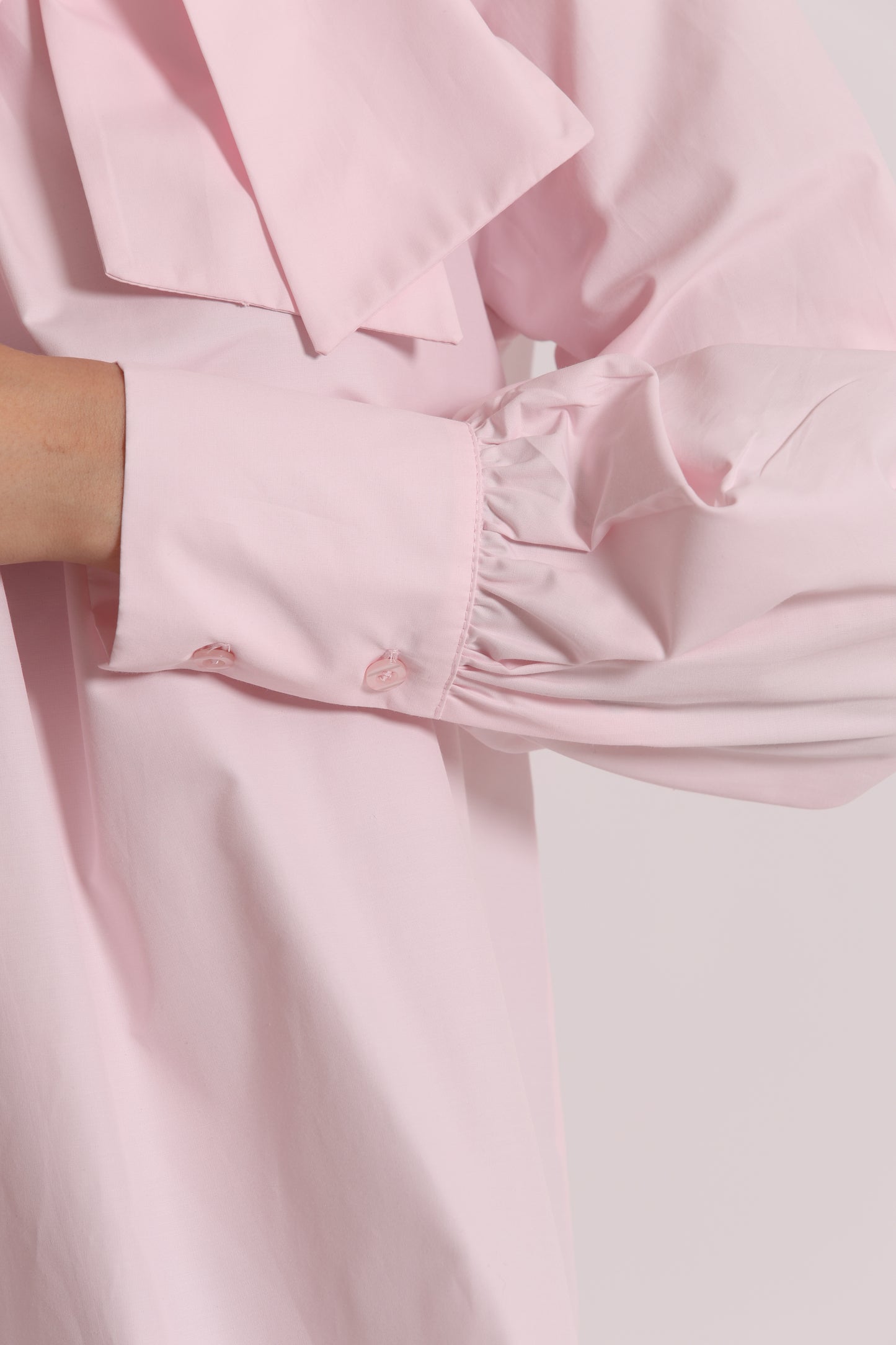 BLUSA A MANICHE LUNGHE CON DETTAGLIO FIOCCO