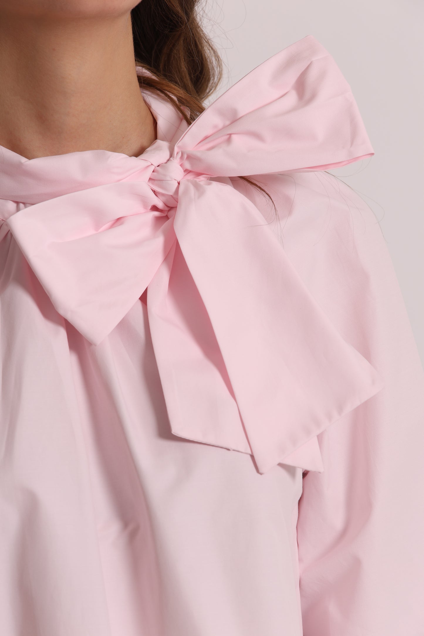 BLUSA A MANICHE LUNGHE CON DETTAGLIO FIOCCO