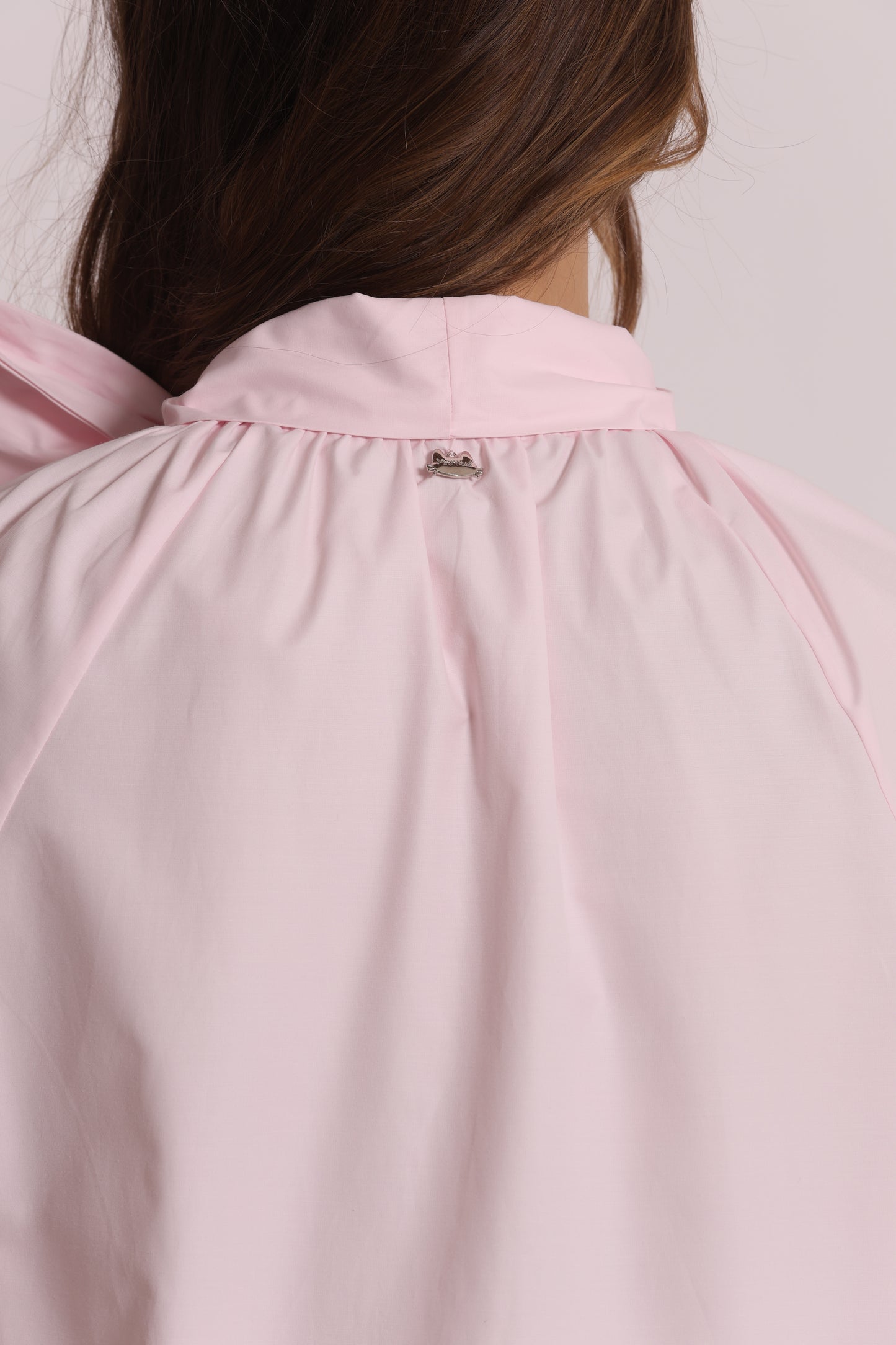 BLUSA A MANICHE LUNGHE CON DETTAGLIO FIOCCO