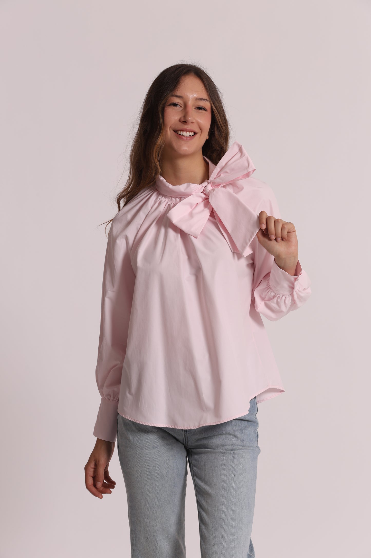 BLUSA A MANICHE LUNGHE CON DETTAGLIO FIOCCO