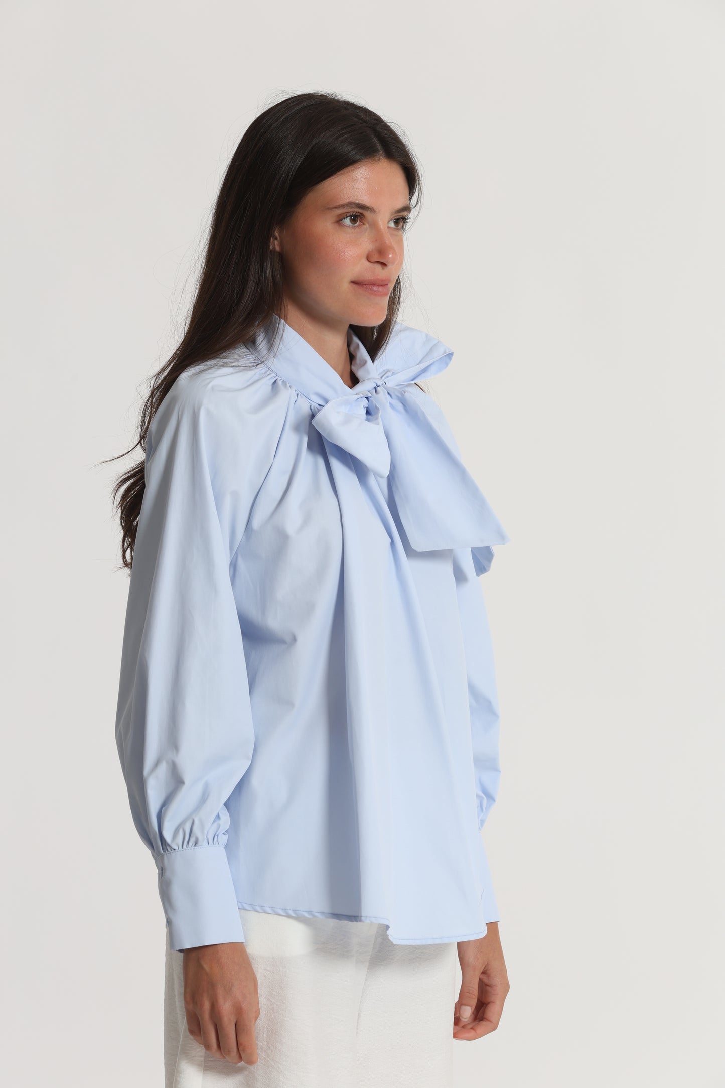 BLUSA A MANICHE LUNGHE CON DETTAGLIO FIOCCO