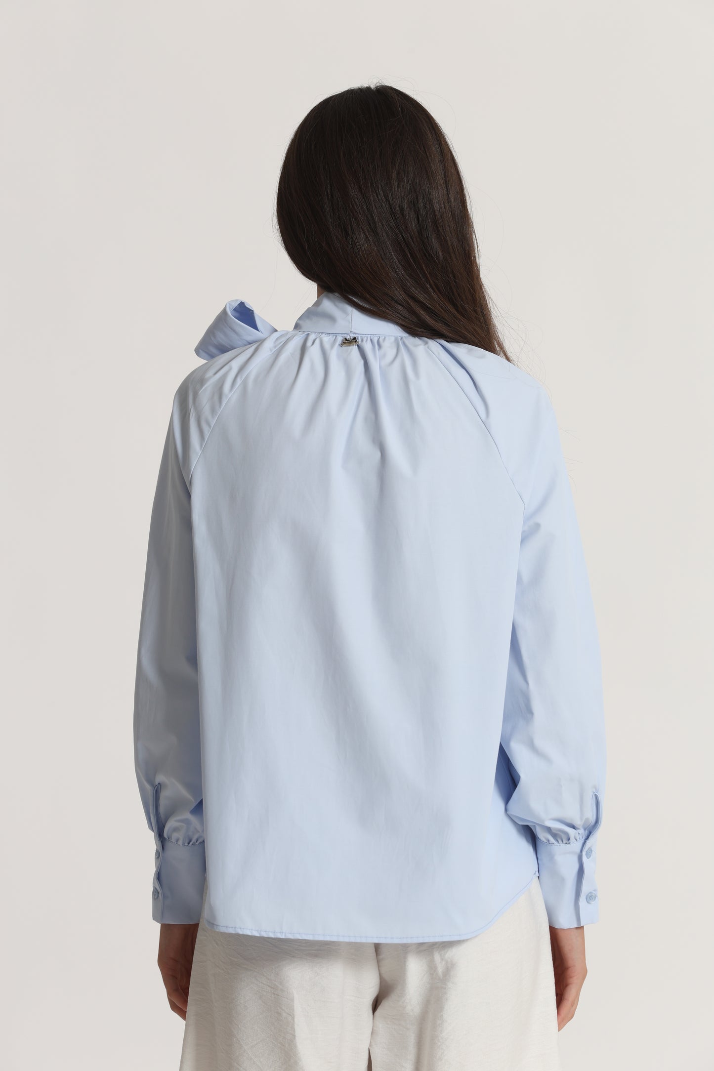 BLUSA A MANICHE LUNGHE CON DETTAGLIO FIOCCO