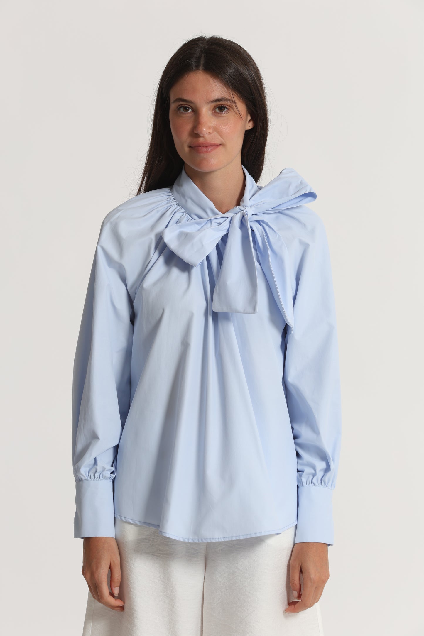 BLUSA A MANICHE LUNGHE CON DETTAGLIO FIOCCO