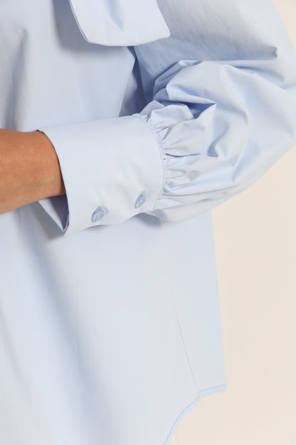 BLUSA A MANICHE LUNGHE CON DETTAGLIO FIOCCO