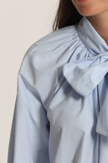 BLUSA A MANICHE LUNGHE CON DETTAGLIO FIOCCO