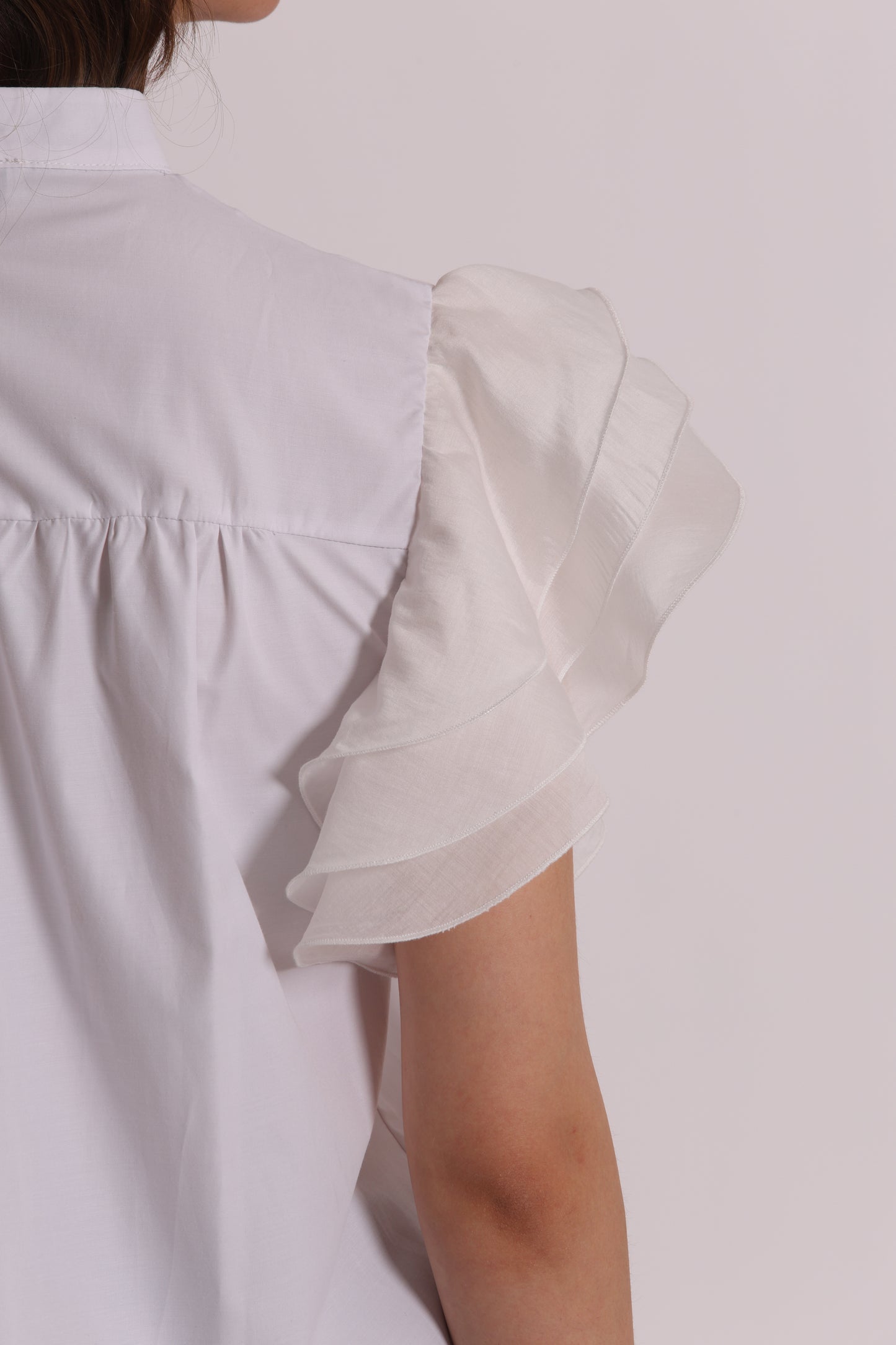 CAMICIA A MANICHE CORTE CON MANICHE VOULANT