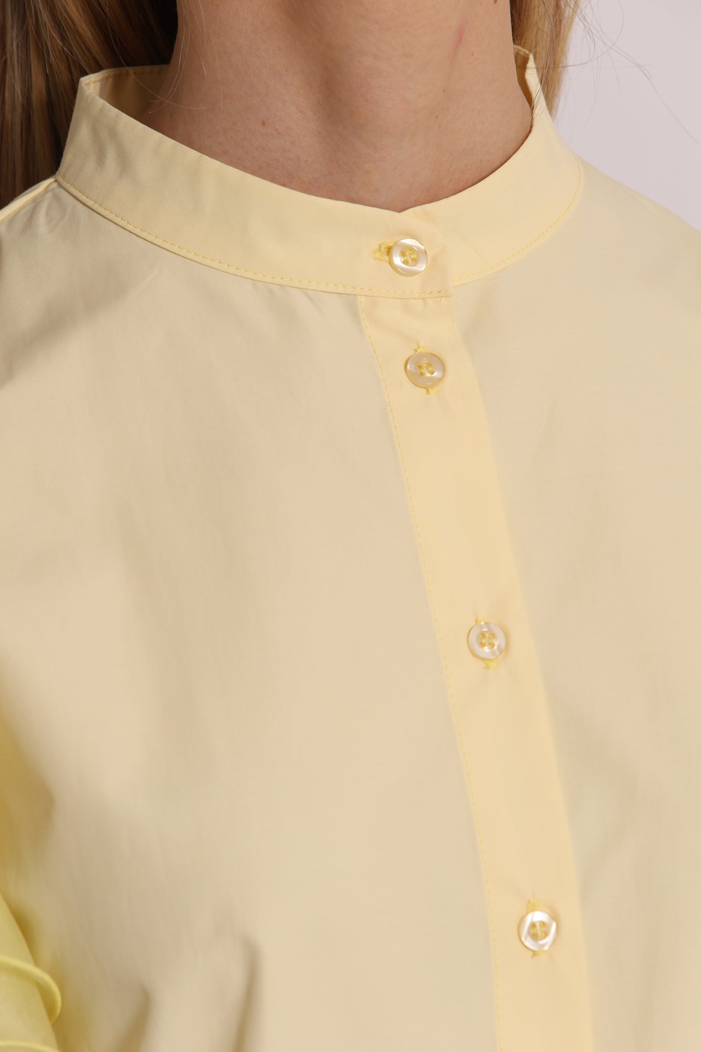 CAMICIA A MANICHE CORTE CON MANICHE VOULANT